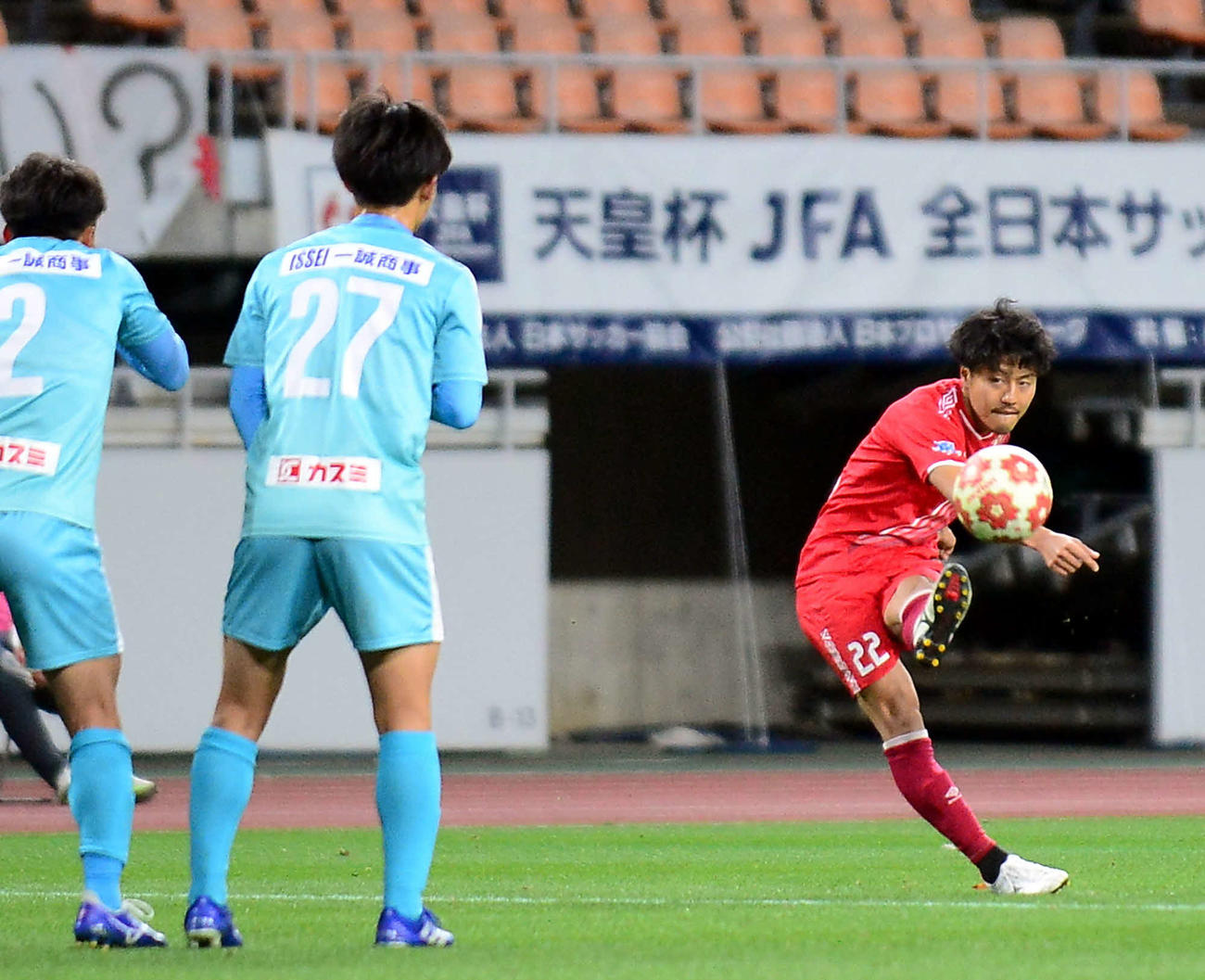 後半19分、FKを直接決めるホンダFCのMF石田（右端）