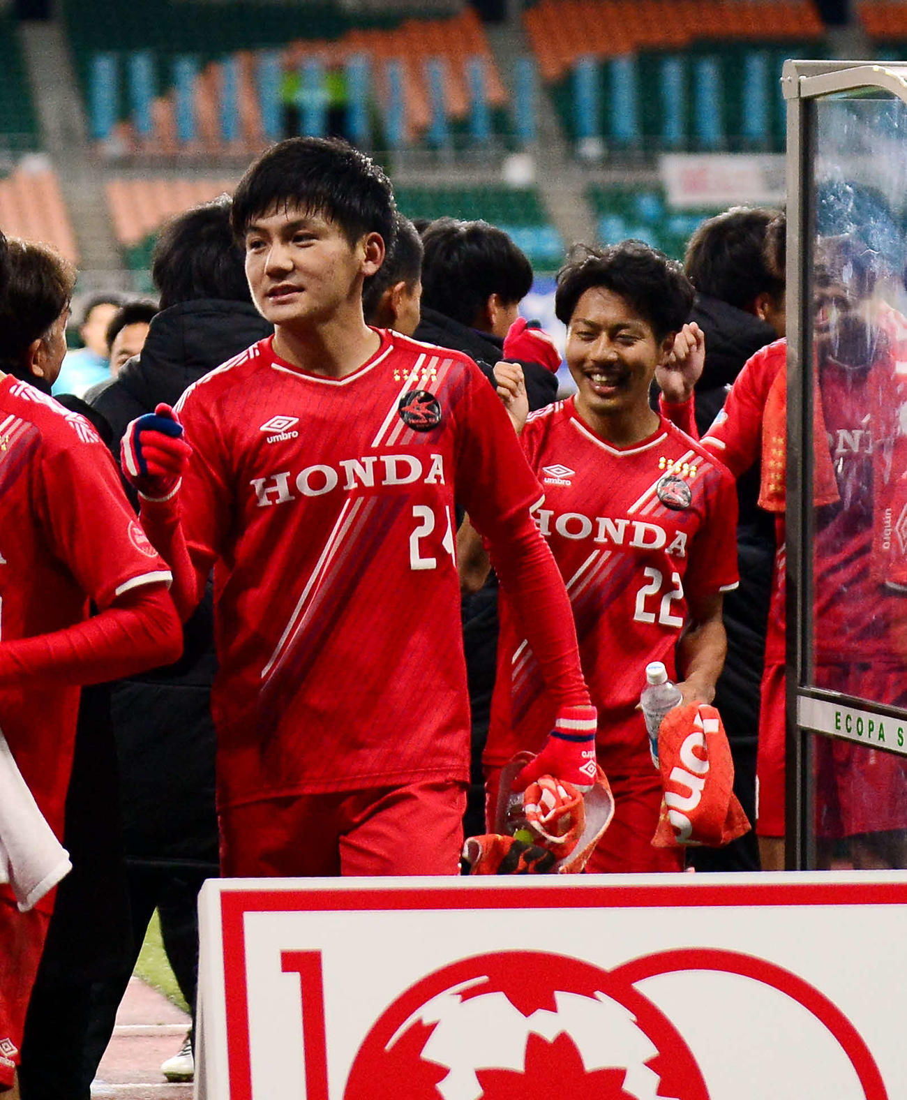 決勝点を決めたホンダFCのMF佐々木（左）は試合後、グータッチで引き揚げる