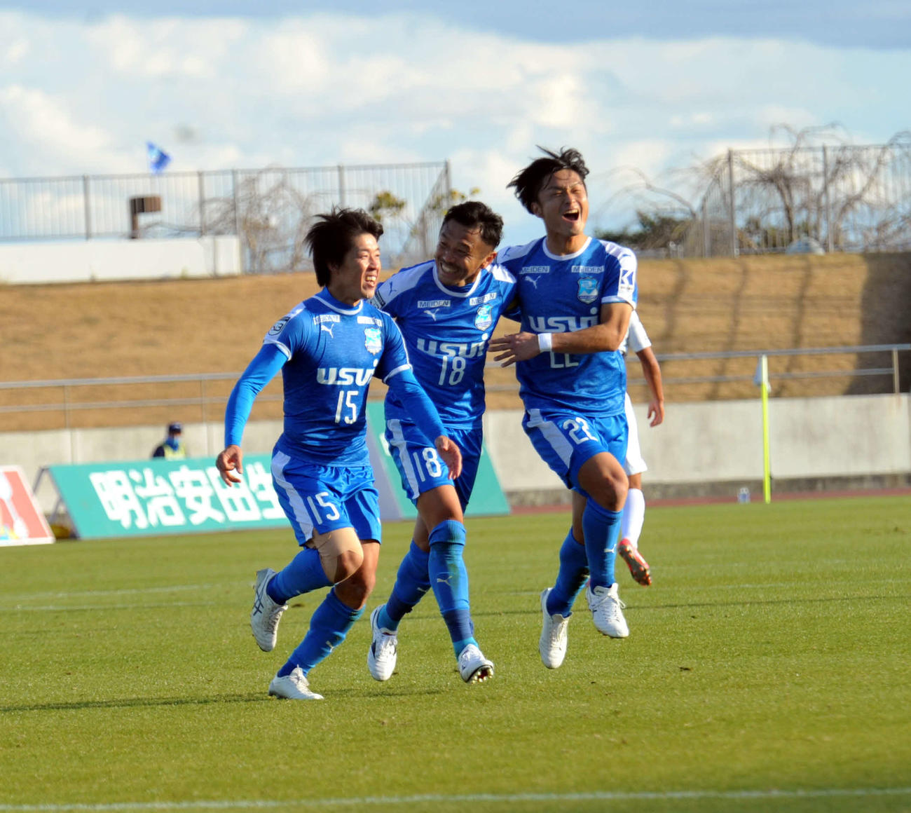後半ロスタイム、決勝点を奪って歓喜する、左から沼津MF菅井、DF尾崎、DF徳武