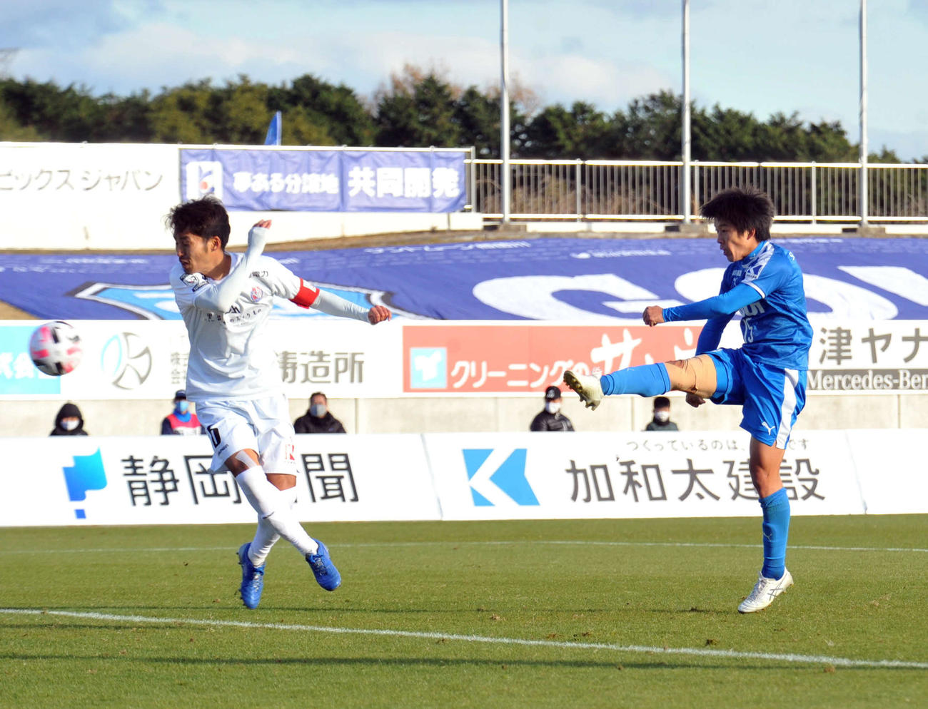 後半ロスタイム、決勝ゴールを決める沼津MF菅井（右）