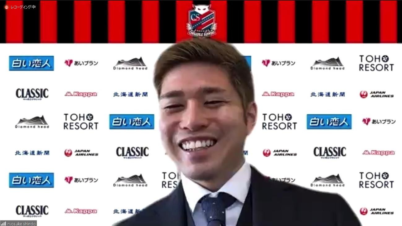 オンライン会見で笑顔を見せる進藤