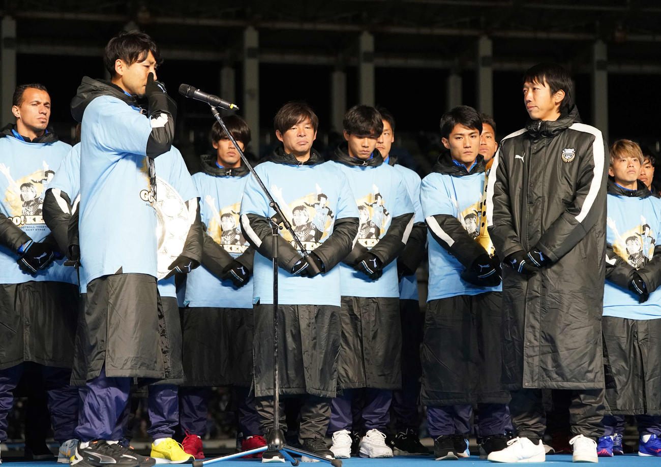 「中村憲剛引退セレモニー＆優勝報告会」で川崎F・MF中村（手前右）に涙を流しながらあいさつするFW小林（撮影・江口和貴）