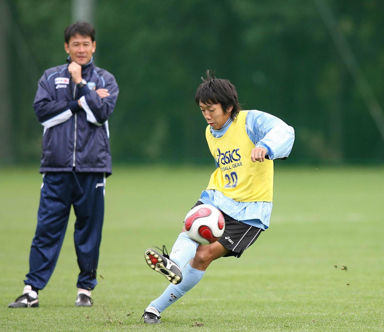 川崎F監督時代の関塚氏が見守る中、FKの練習に励む中村憲剛（2007年11月2日撮影）