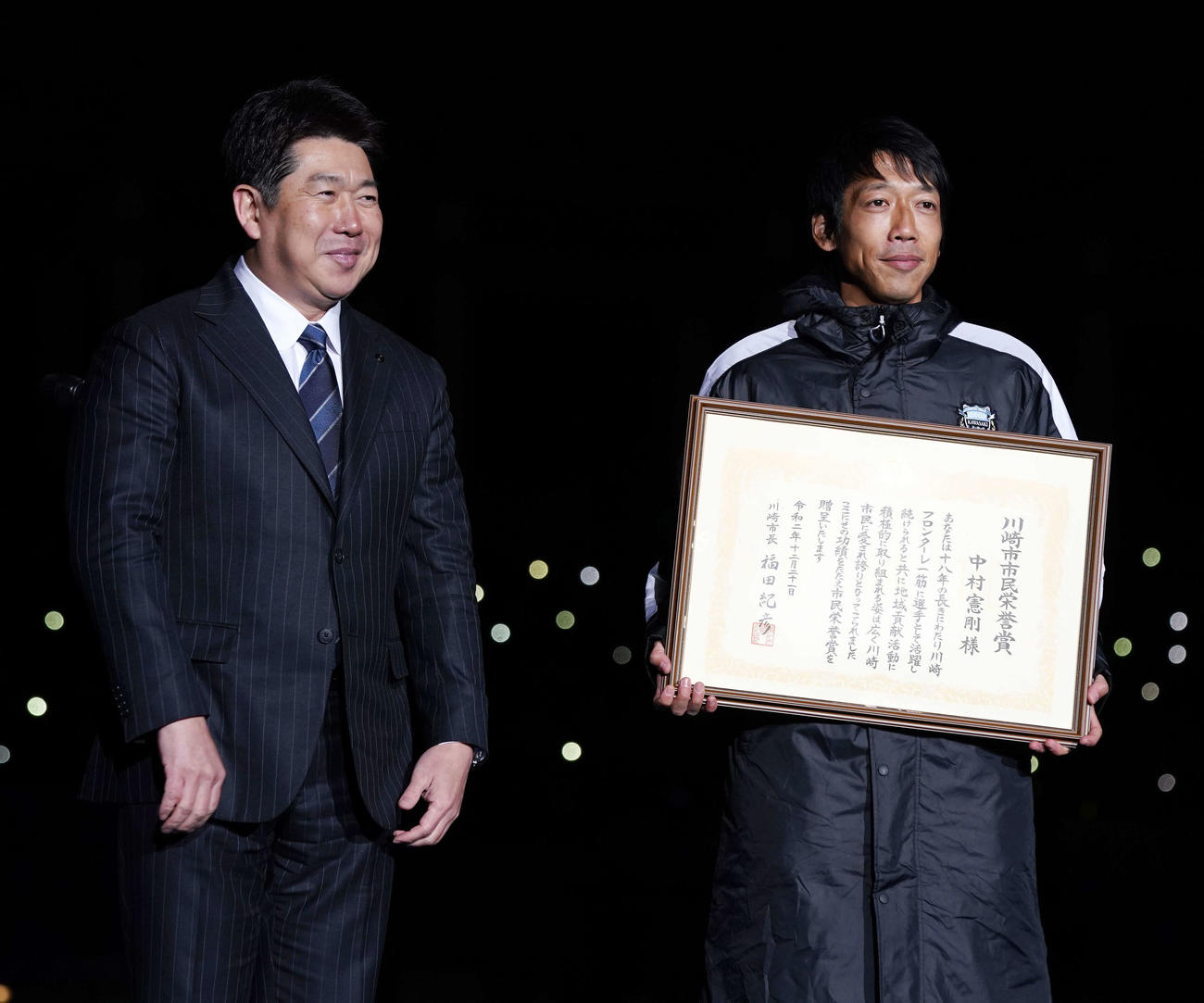 「中村憲剛引退セレモニー＆優勝報告会」で川崎市民栄誉賞を授与される川崎F・MF中村（右）。左は福田市長（撮影・江口和貴）