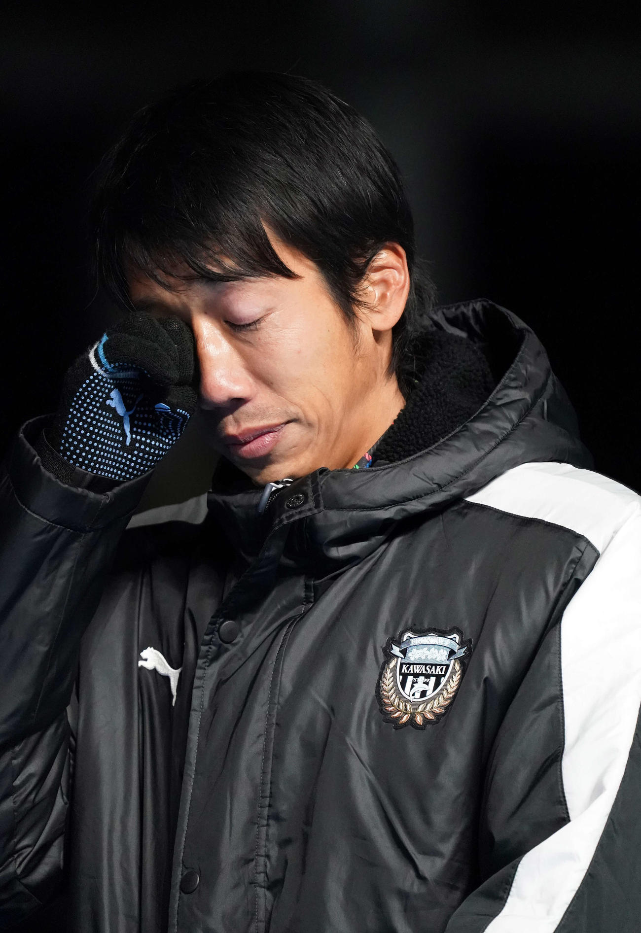 「中村憲剛引退セレモニー＆優勝報告会」で長男の龍剛くんから感謝の言葉を告げられ涙をぬぐう川崎F・MF中村（撮影・江口和貴）