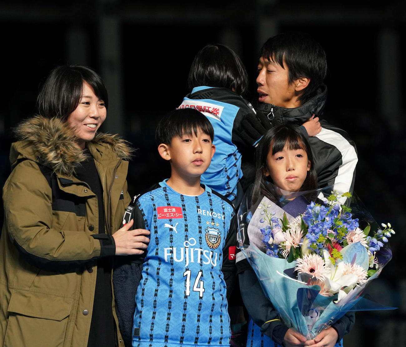 「中村憲剛引退セレモニー＆優勝報告会」で家族と記念撮影する川崎F・MF中村（右端）（撮影・江口和貴）