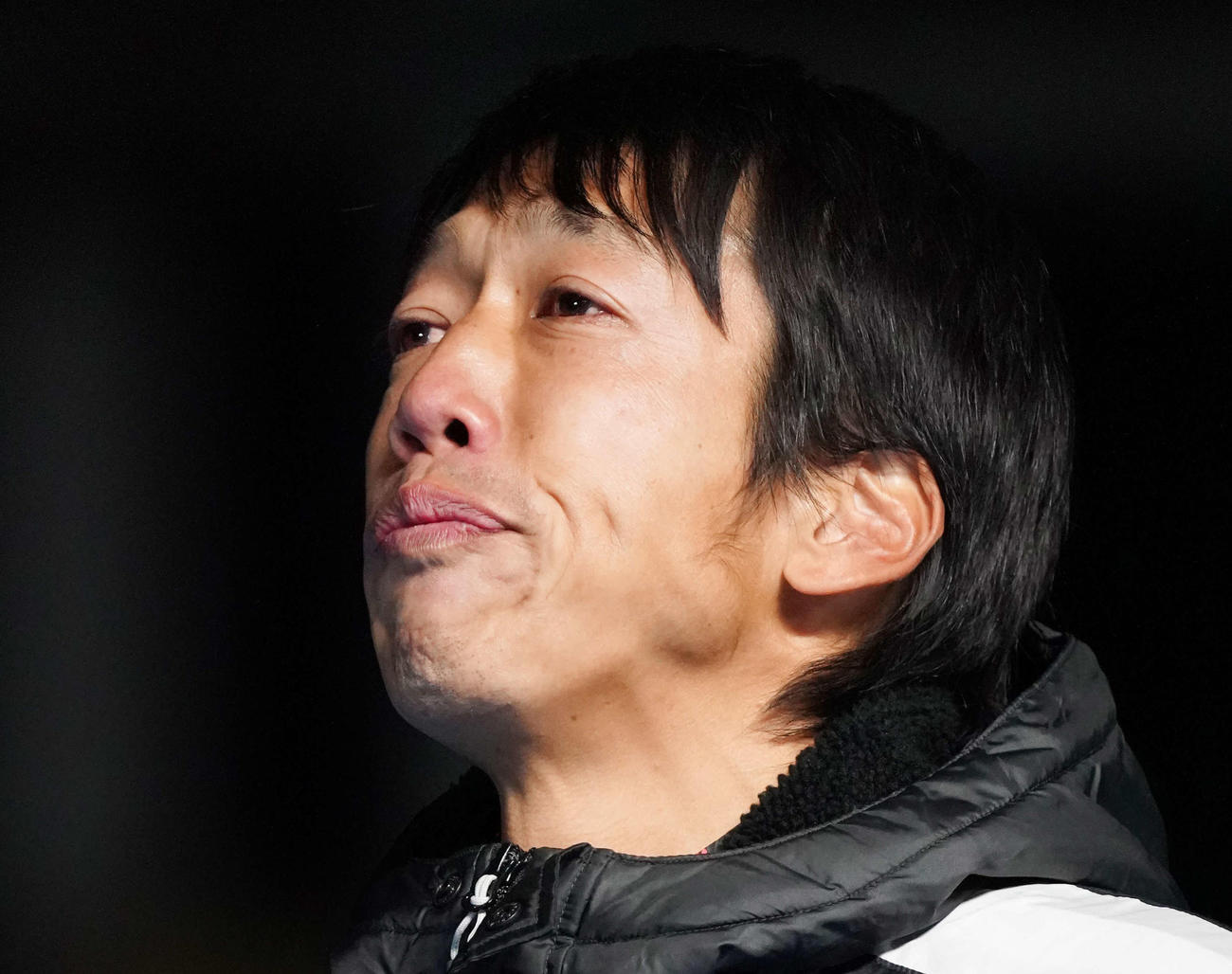 「中村憲剛引退セレモニー＆優勝報告会」で長男の龍剛くんからの言葉に涙をこらえる川崎F・MF中村（撮影・江口和貴）