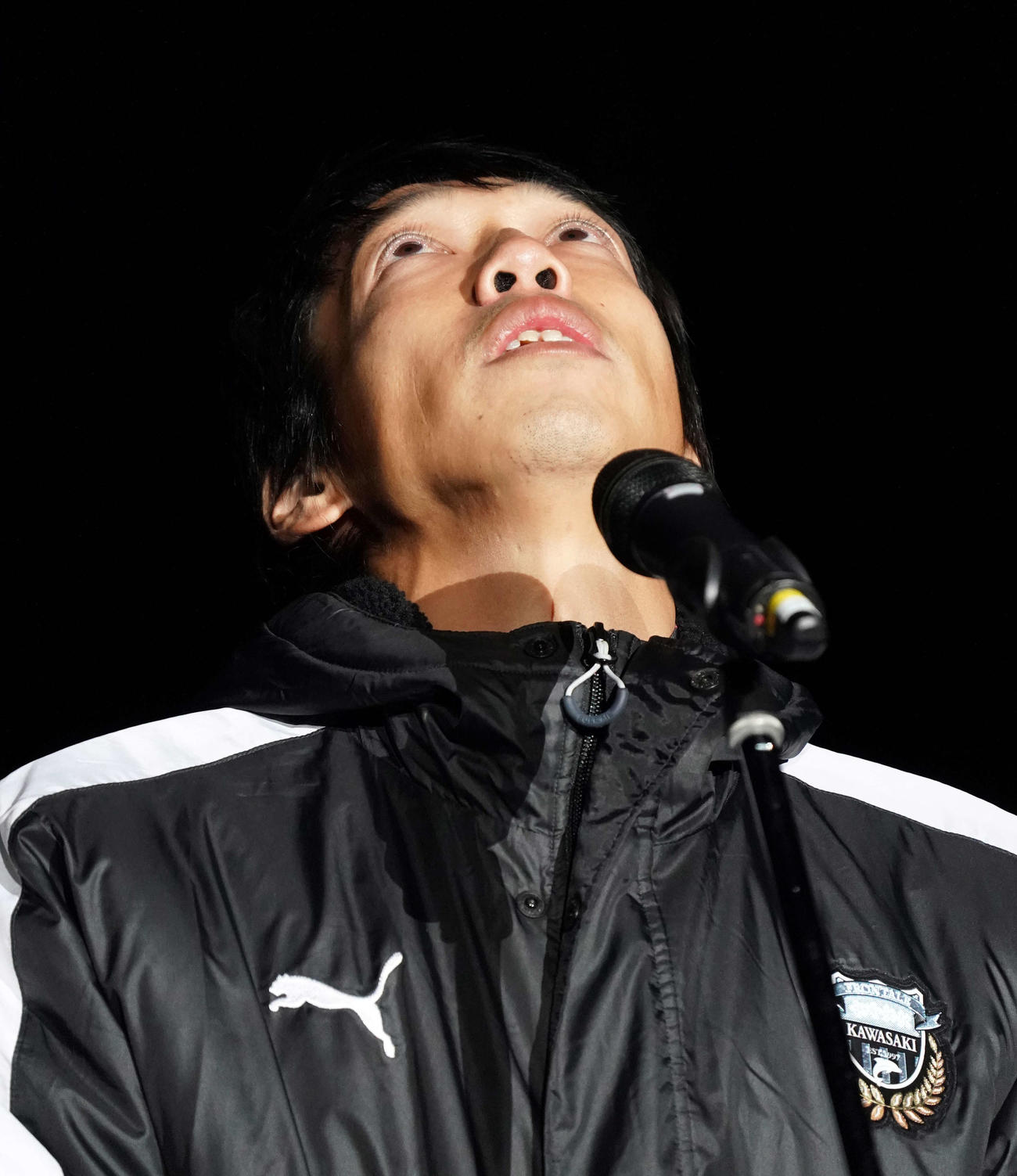 「中村憲剛引退セレモニー＆優勝報告会」でのあいさつで涙をこらえる川崎F・MF中村（撮影・江口和貴）
