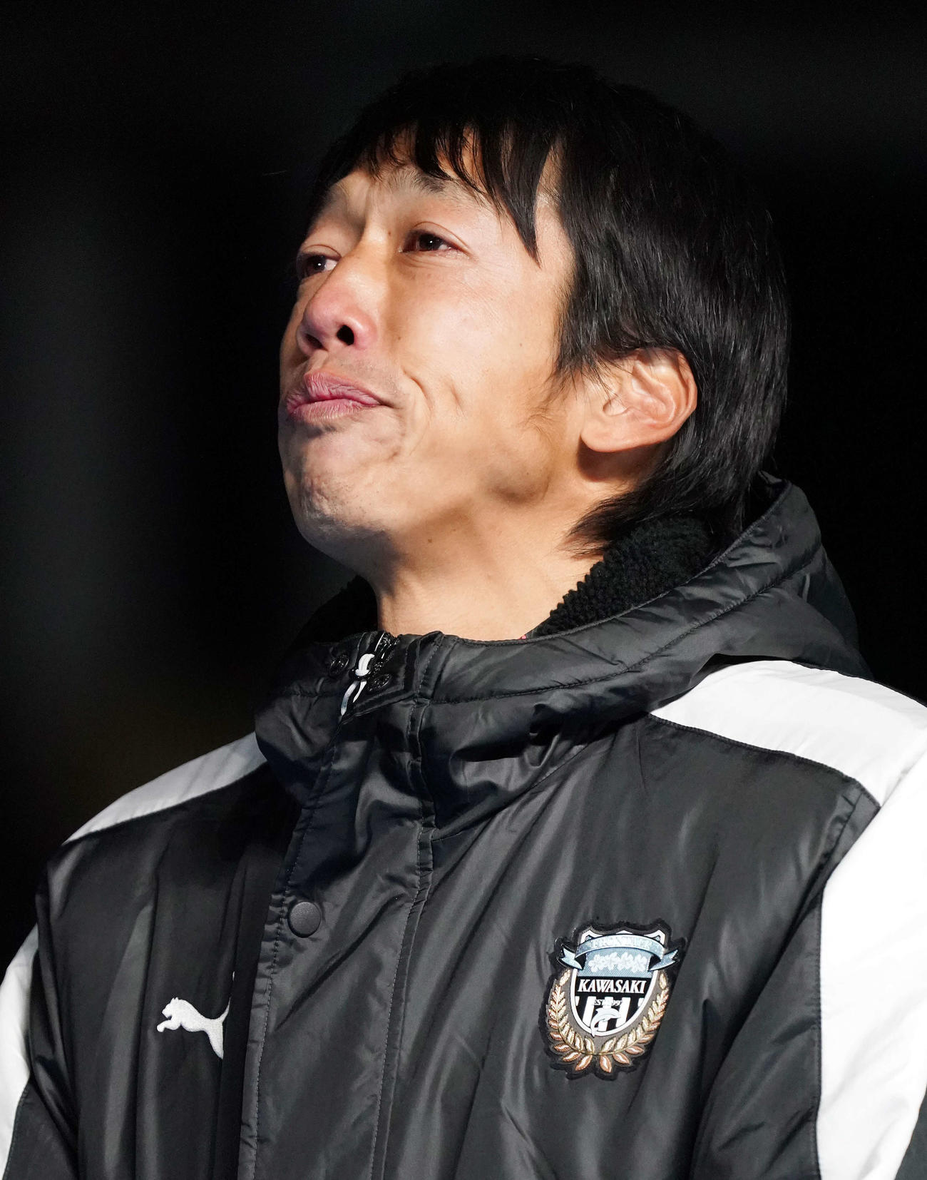 「中村憲剛引退セレモニー＆優勝報告会」で長男の龍剛くんからの言葉に涙をこらえる川崎F・MF中村（撮影・江口和貴）