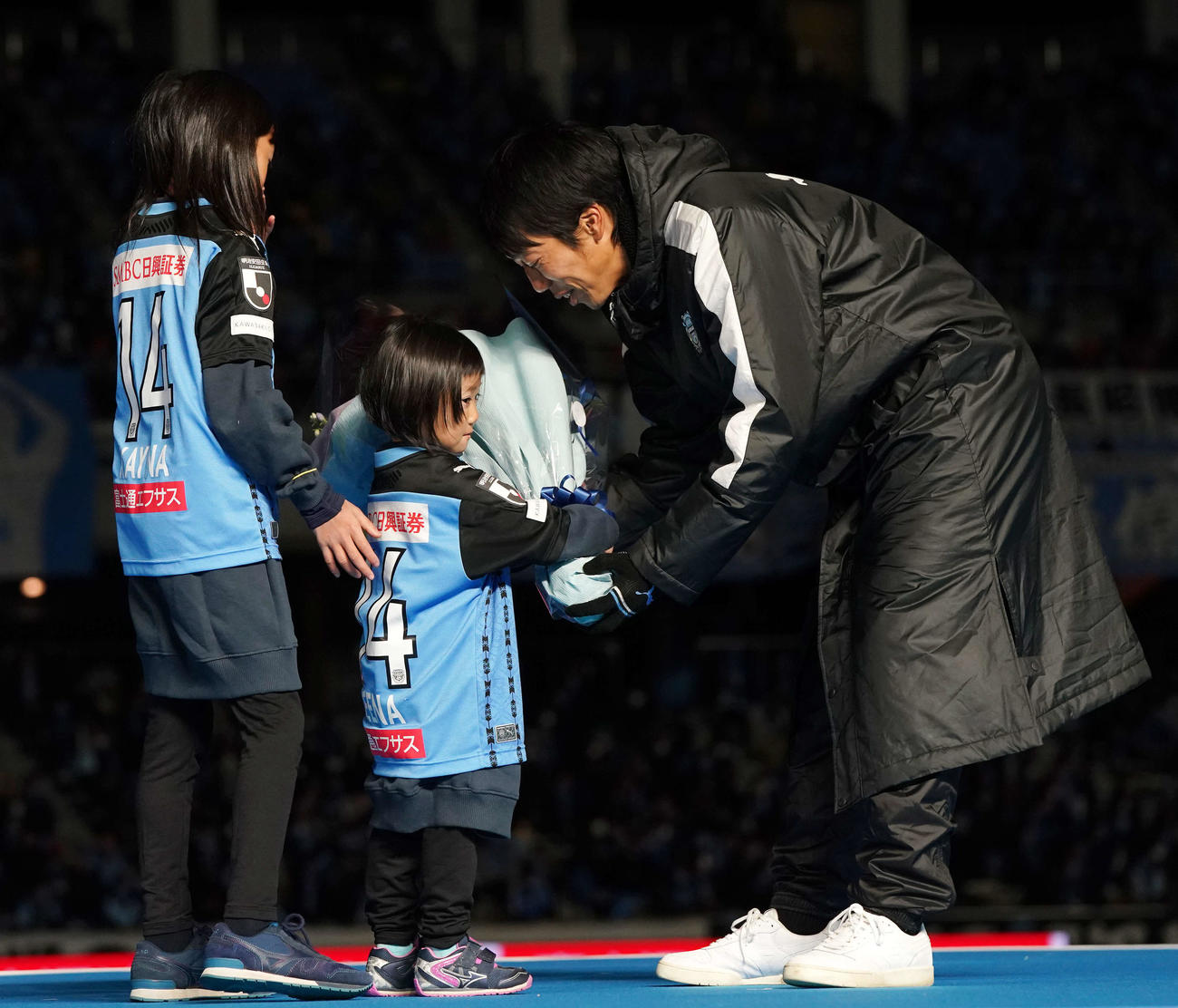 「中村憲剛引退セレモニー＆優勝報告会」で家族から花束を受け取る川崎F・MF中村（右）（撮影・江口和貴）