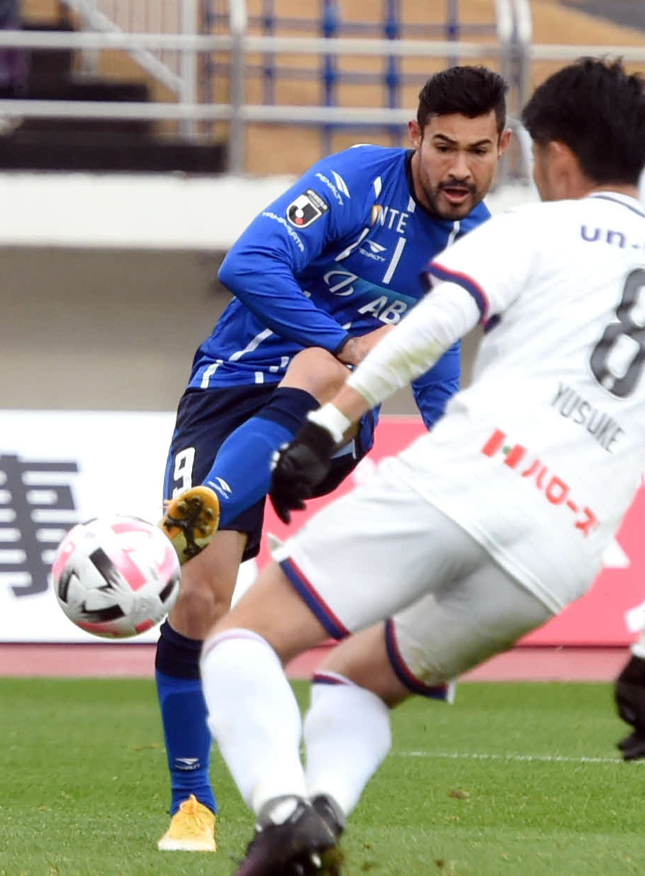 12月13日山形対岡山　前半19分、2点目のゴールを決める山形FWアラウージョ