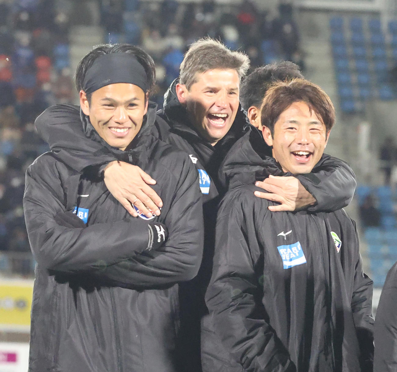 J1昇格を喜ぶ徳島リカルド・ロドリゲス監督（中央）（2020年12月16日撮影）