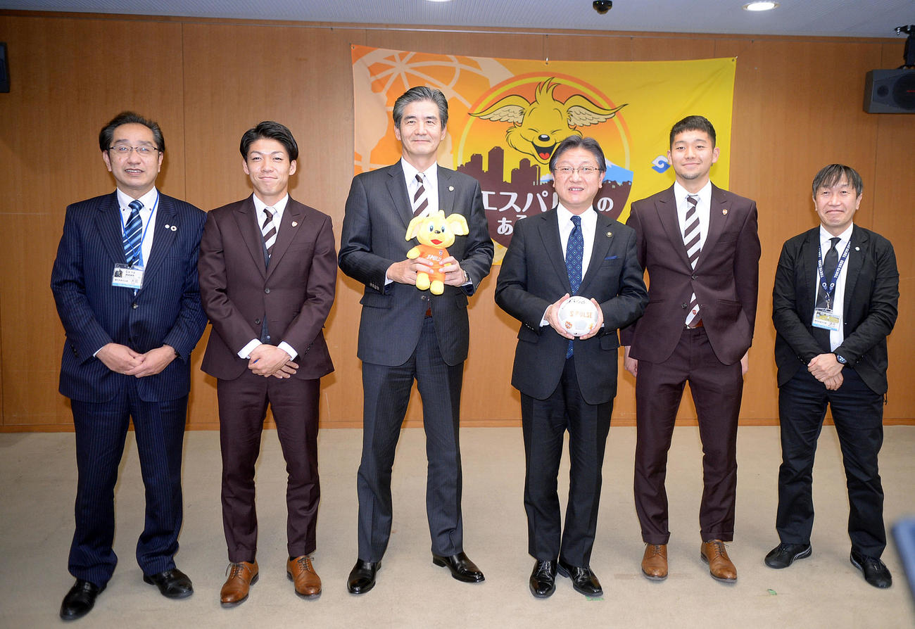 表敬訪問後に記念撮影する、左から静岡市観光交流文化局の大石氏、清水MF西沢、清水の山室社長、静岡市の田辺市長、清水FW川本、観光交流文化局の望月氏