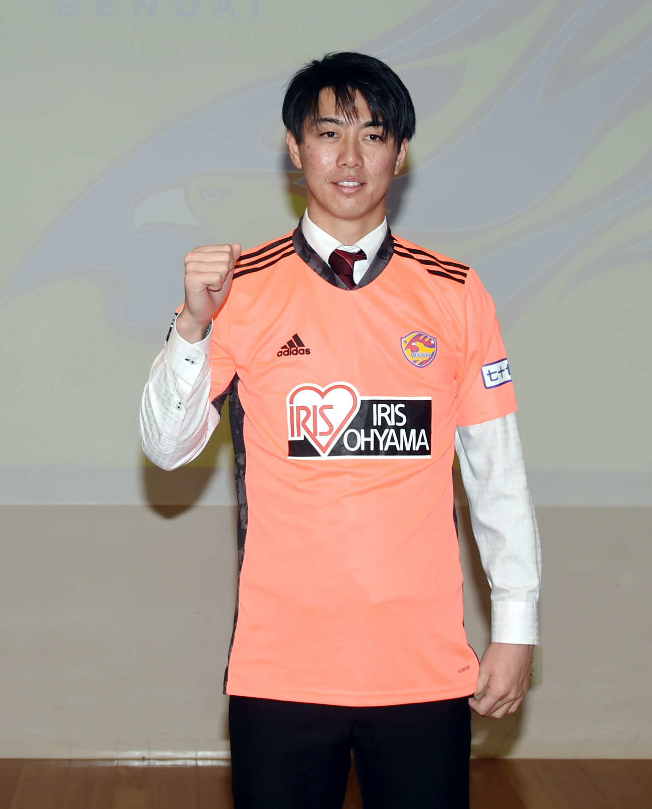 J1仙台のユニホームに袖を通す仙台大・GK井岡（撮影・相沢孔志）