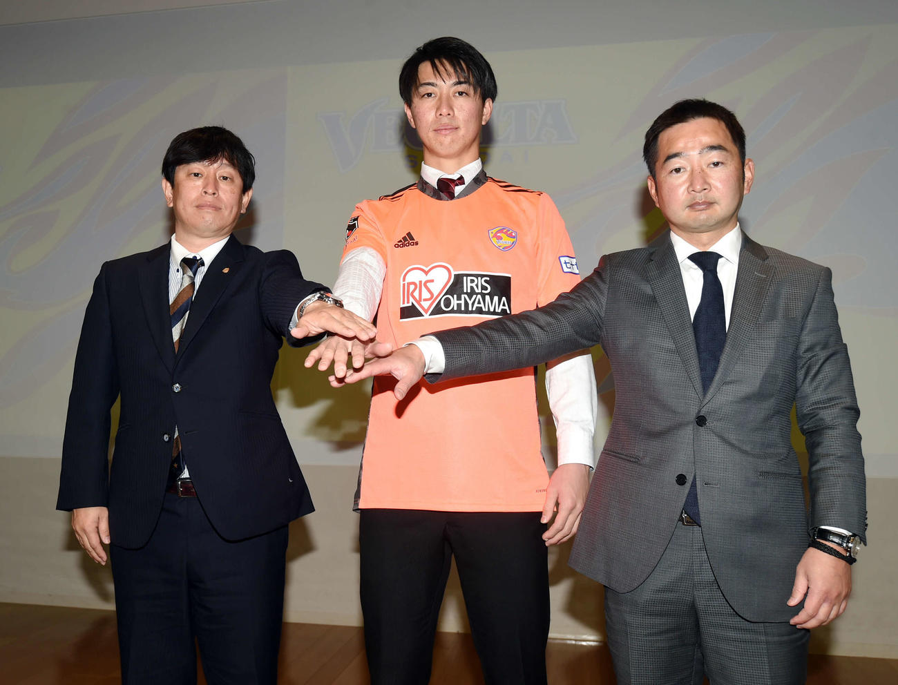 仙台大・GK井岡のJ1仙台入団内定記者会見に出席した、左からJ1仙台竹村強化部長、井岡、仙台大・吉井監督（撮影・相沢孔志）