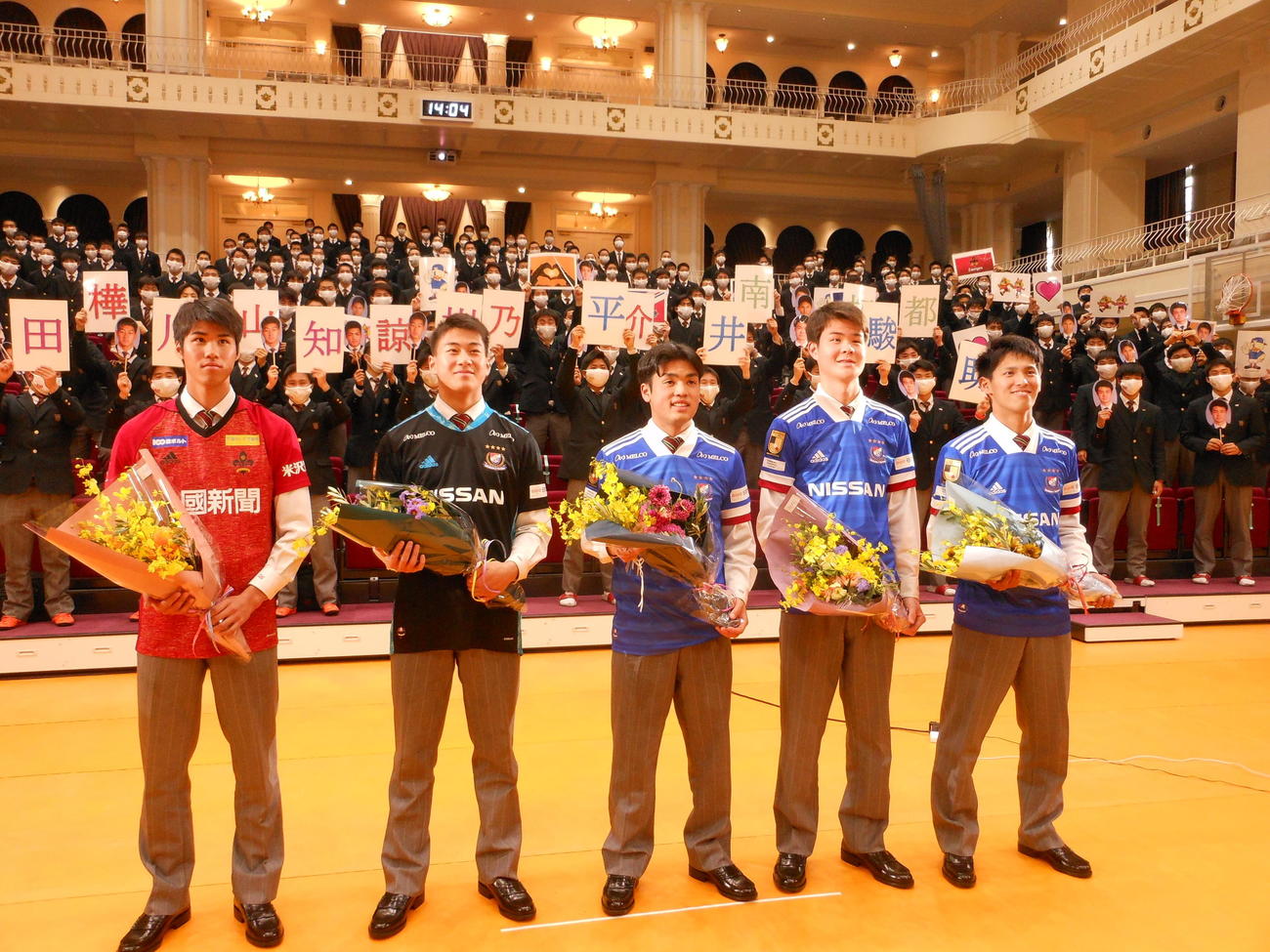 興国からJリーグに進む5人が合同会見に参加。左からJ2金沢入りする杉浦力斗、横浜入りする田川知樹、樺山諒乃介、平井駿助、南拓都
