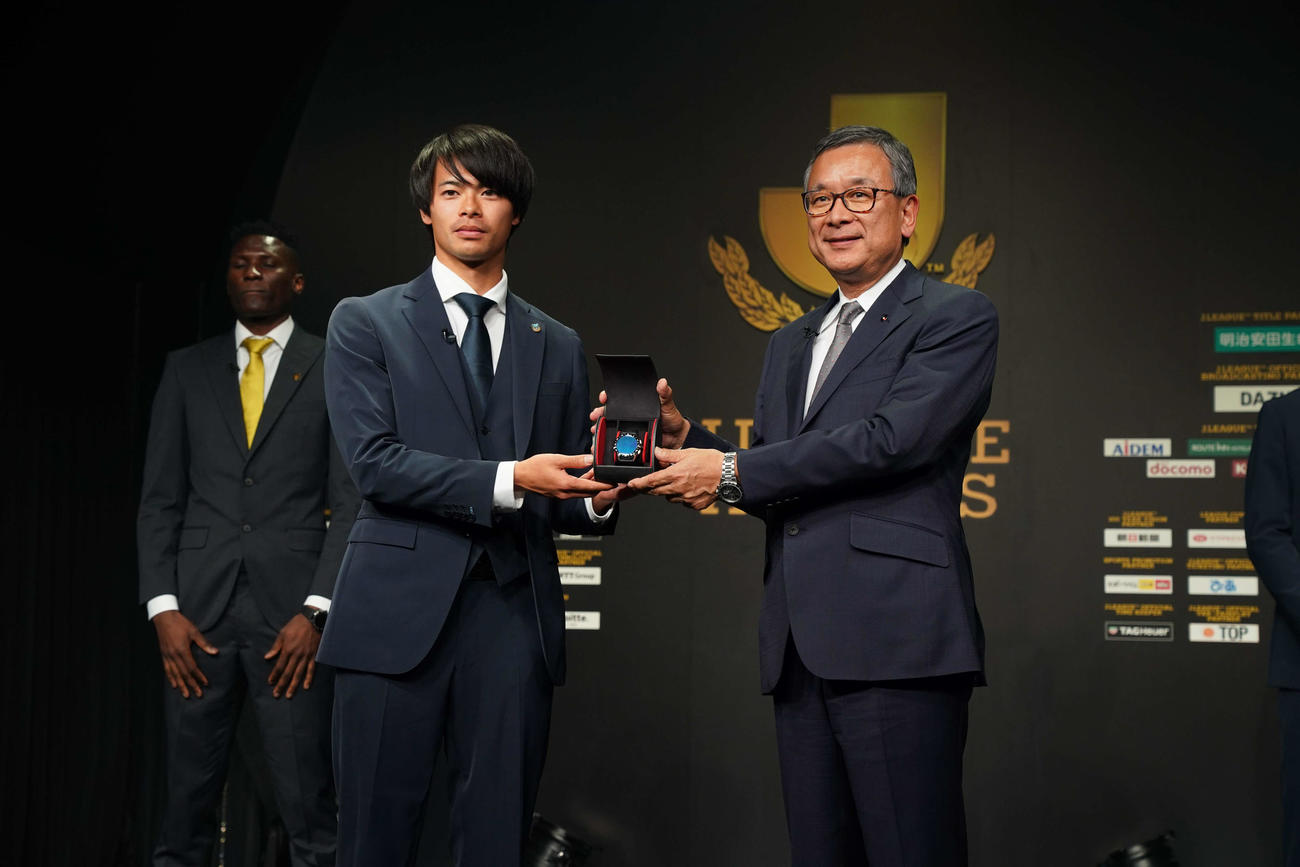 ベストイレブンに輝いた川崎F・MF三笘（左）。右は村井チェアマン（C）Jリーグ