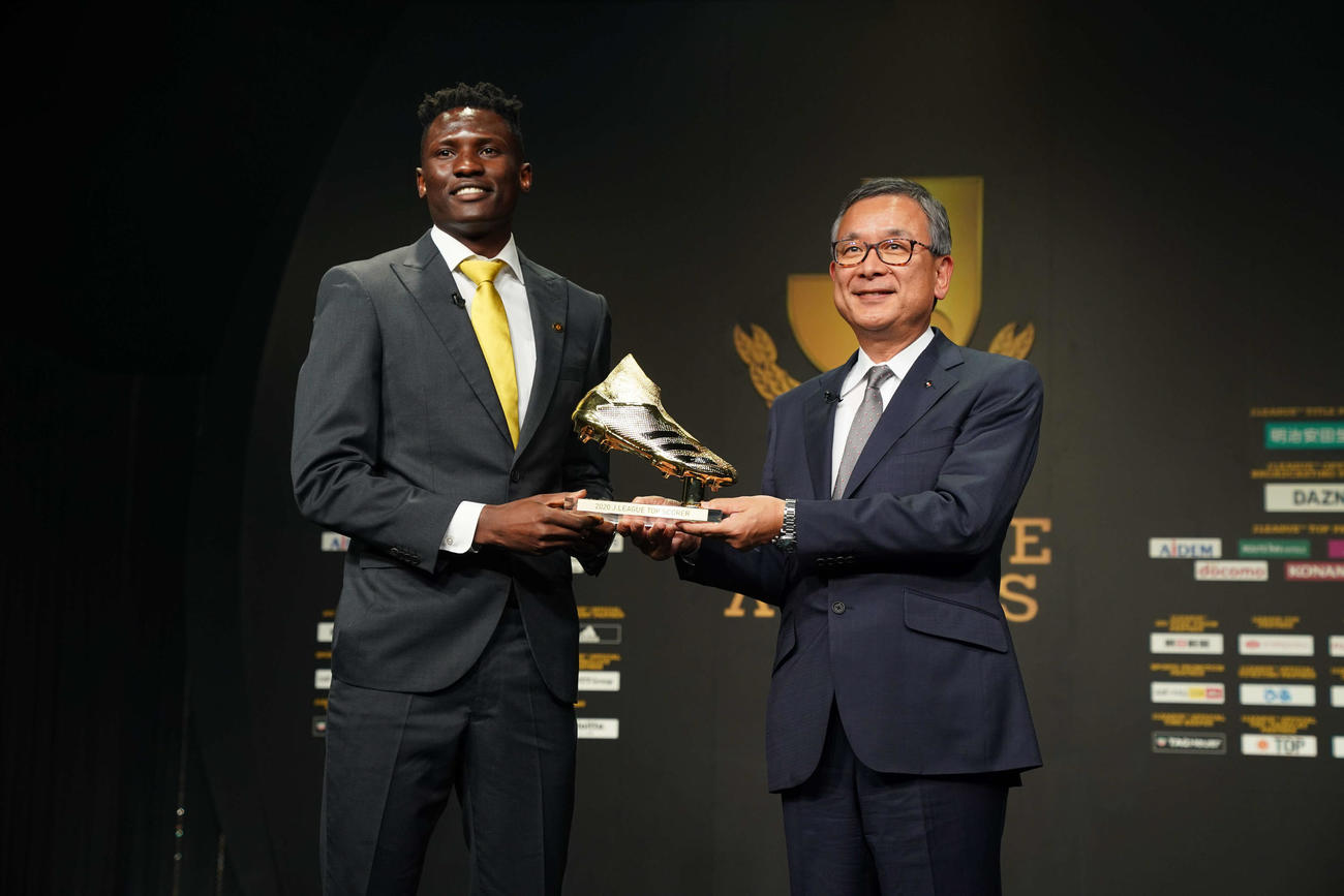 表彰される得点王の柏FWオルンガ（左）。右はJリーグ村井チェアマン（C）Jリーグ