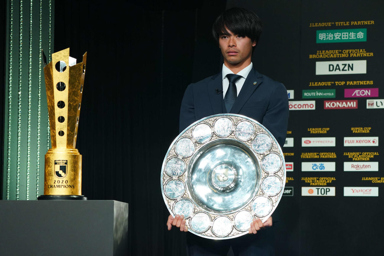 Jリーグアウォーズで優勝シャーレを手にする川崎F・MF三笘（C）Jリーグ