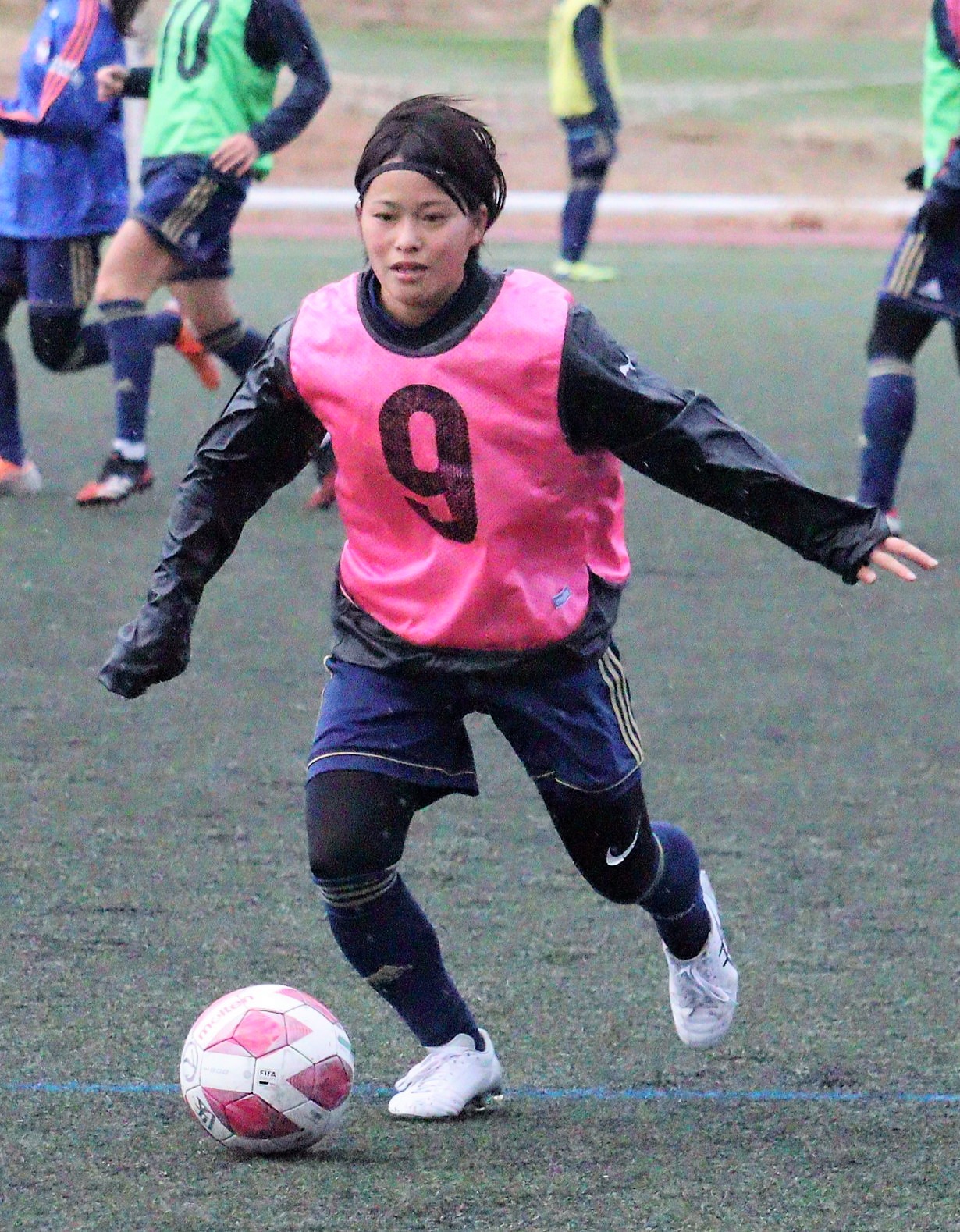 試合形式の練習で調整するFW中江