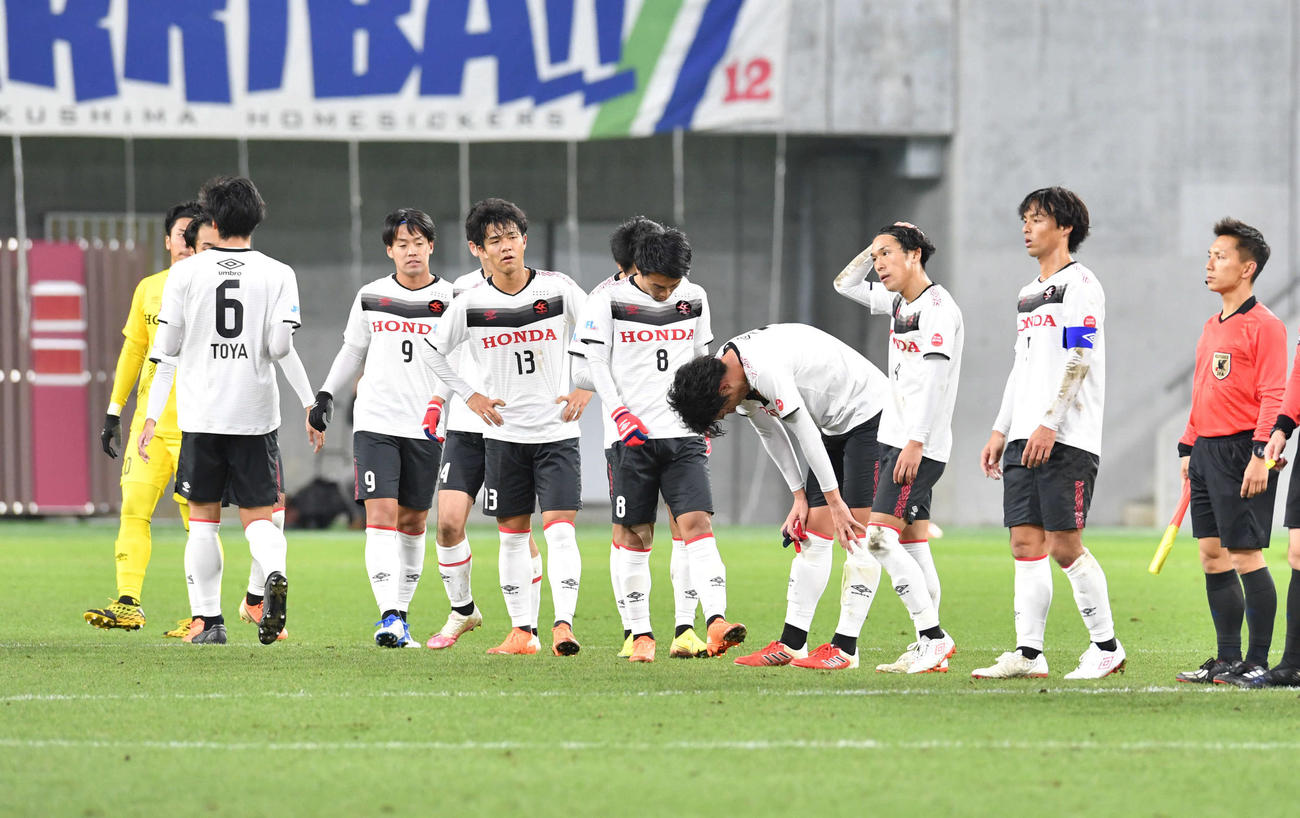 徳島対ホンダFC　徳島に敗れ、肩を落とすホンダFCイレブン（撮影・岩下翔太）