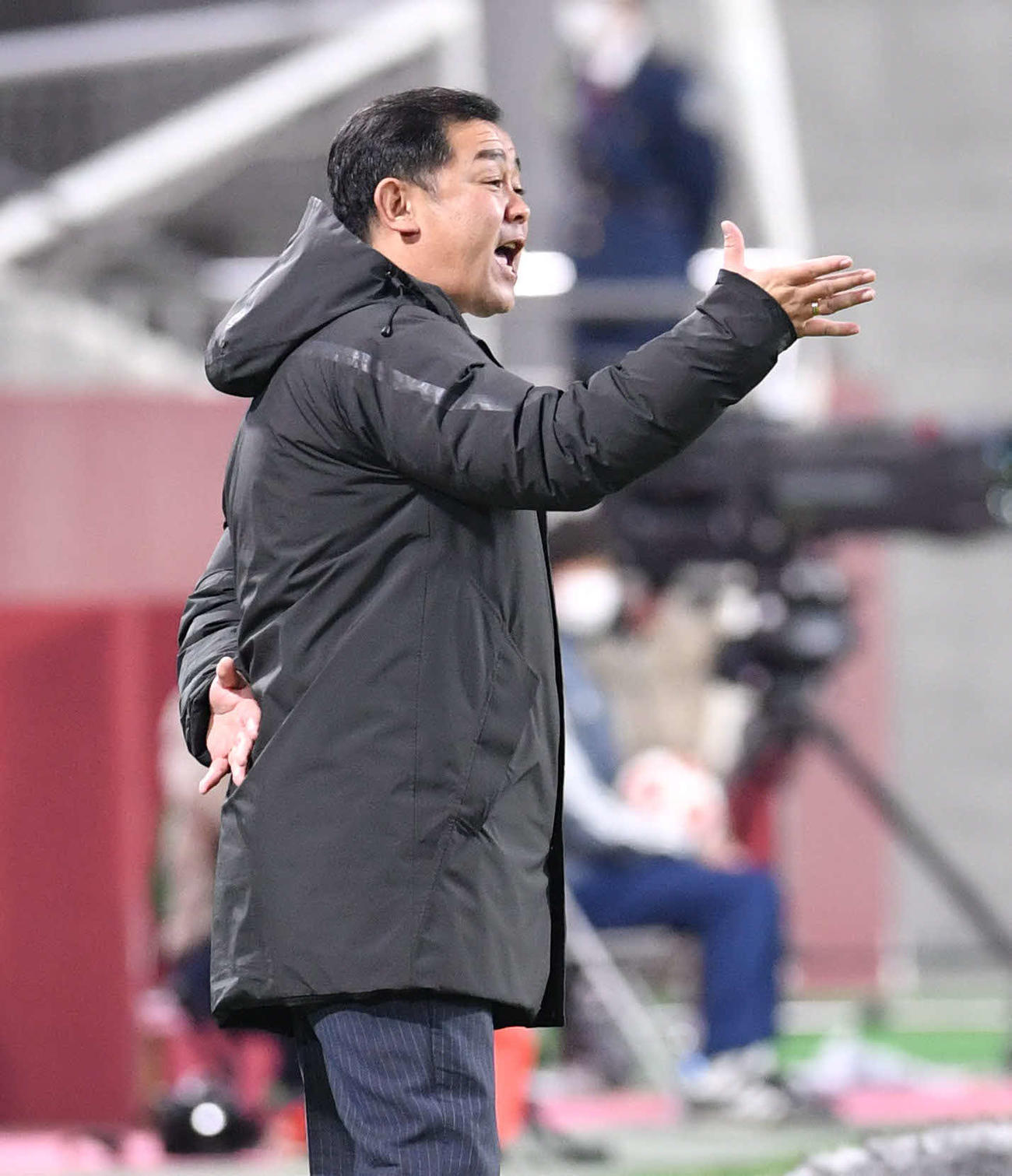 徳島対ホンダFC　イレブンに指示を出すホンダFC・井幡監督（撮影・岩下翔太）