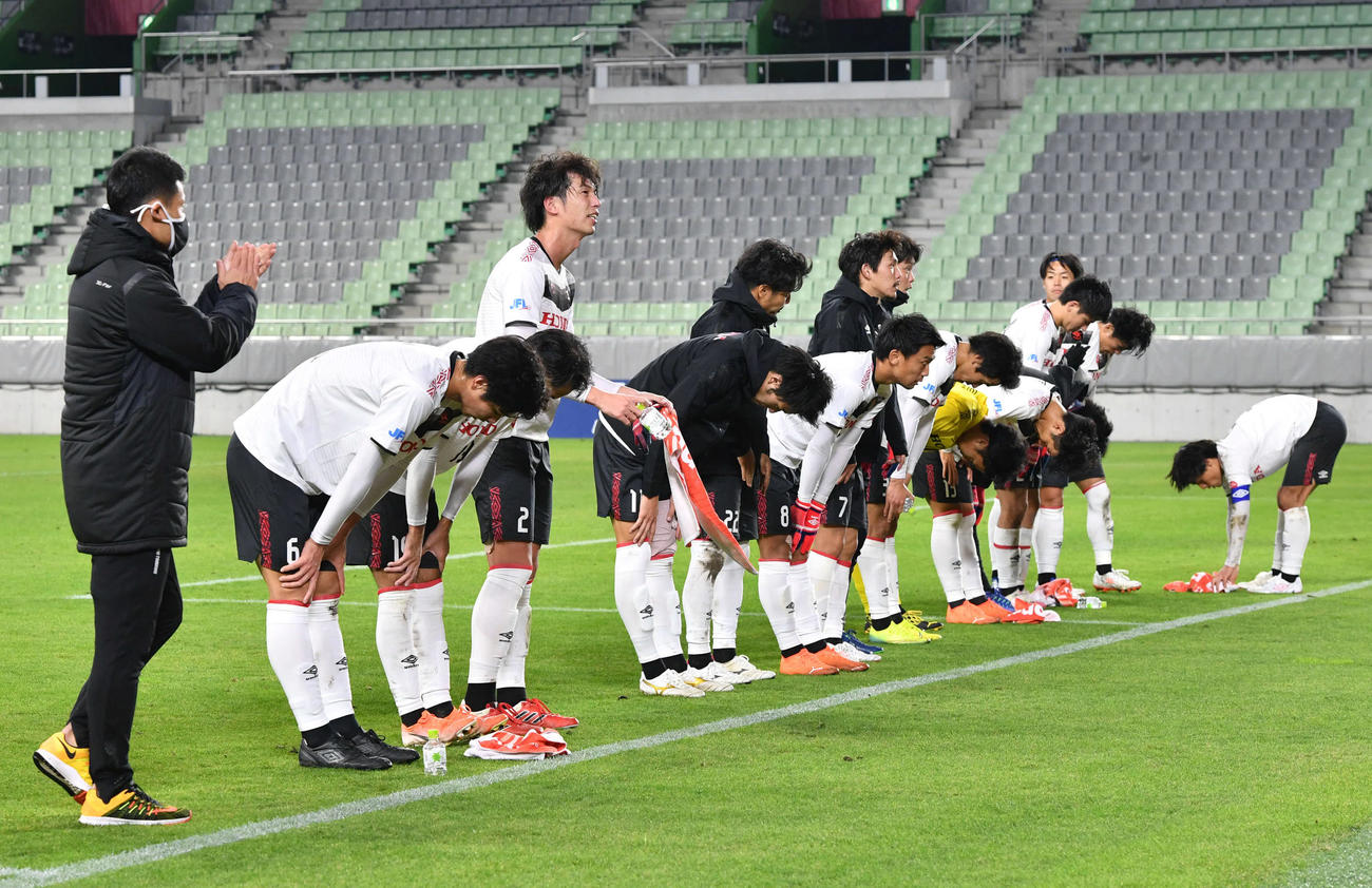 徳島対ホンダFC　徳島に敗れ、サポーターにあいさつするホンダFCイレブン（撮影・岩下翔太）