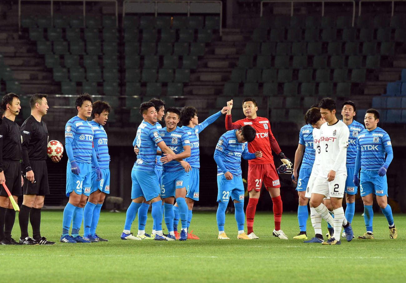 秋田対福山シティ　試合終了後、勝利を喜ぶ秋田の選手たち（撮影・相沢孔志）