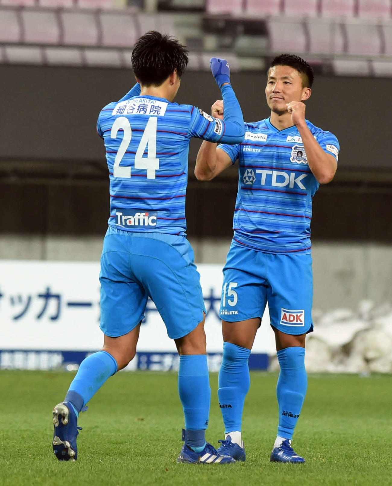 秋田対福山シティ　後半44分、フリーキックで3点目を奪い、グータッチをする秋田MF江口（右）（撮影・相沢孔志）