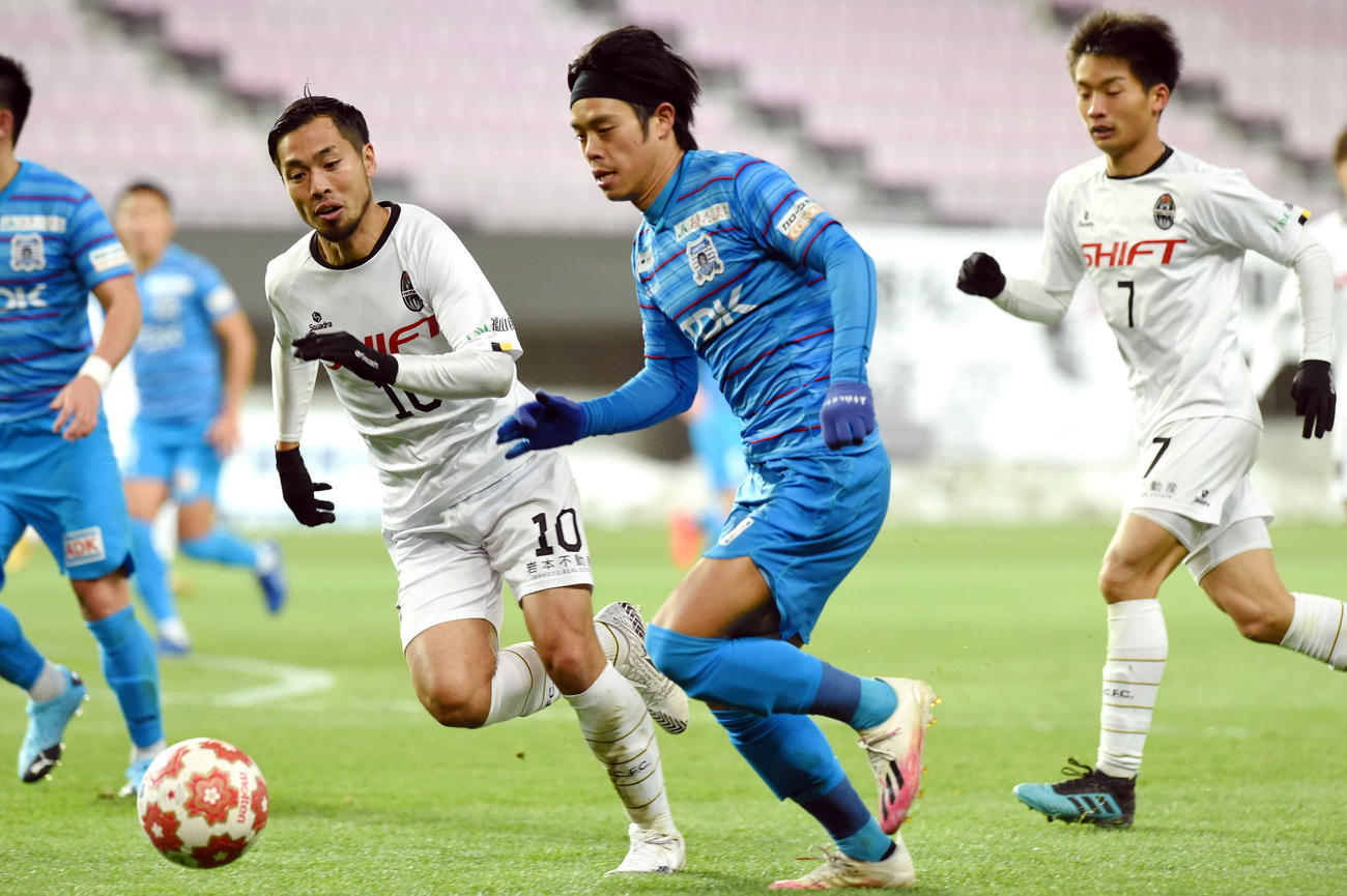 秋田対福山シティ　後半、ドリブルで攻め込む秋田MF茂（中央）（撮影・相沢孔志）