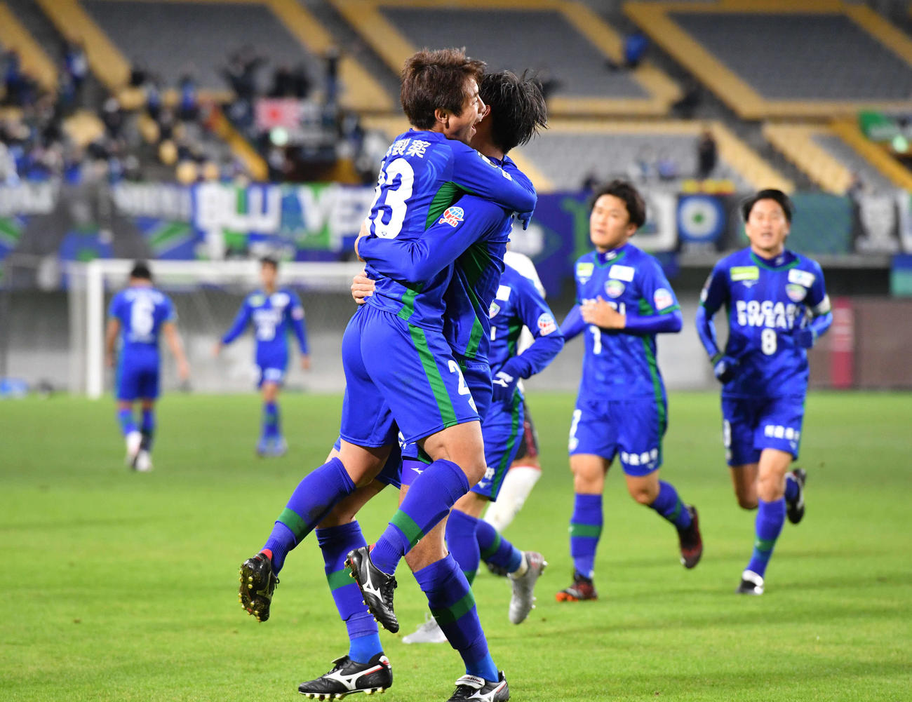 徳島対ホンダFC　前半、先制ゴールを決め、FW垣田（右）と抱き合って喜ぶ徳島MF鈴木（撮影・岩下翔太）