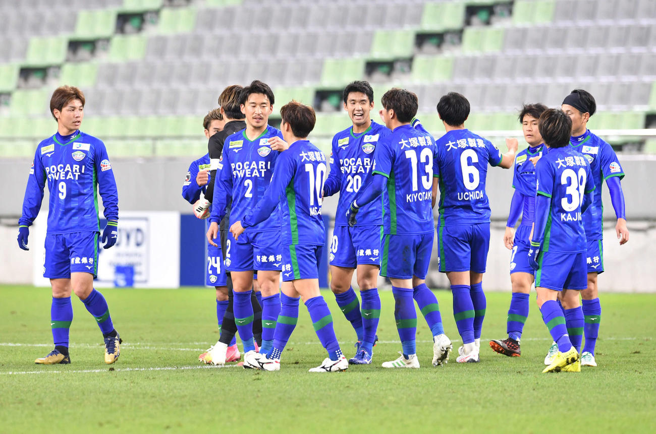 徳島対ホンダFC　準決勝進出を決め、グータッチを交わす徳島イレブン（撮影・岩下翔太）