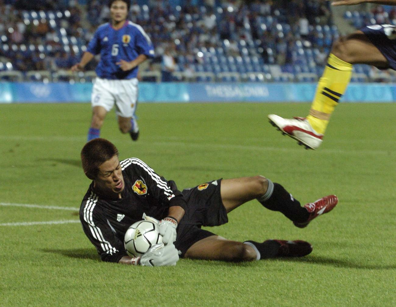 ボールをキャッチするGK曽ケ端準