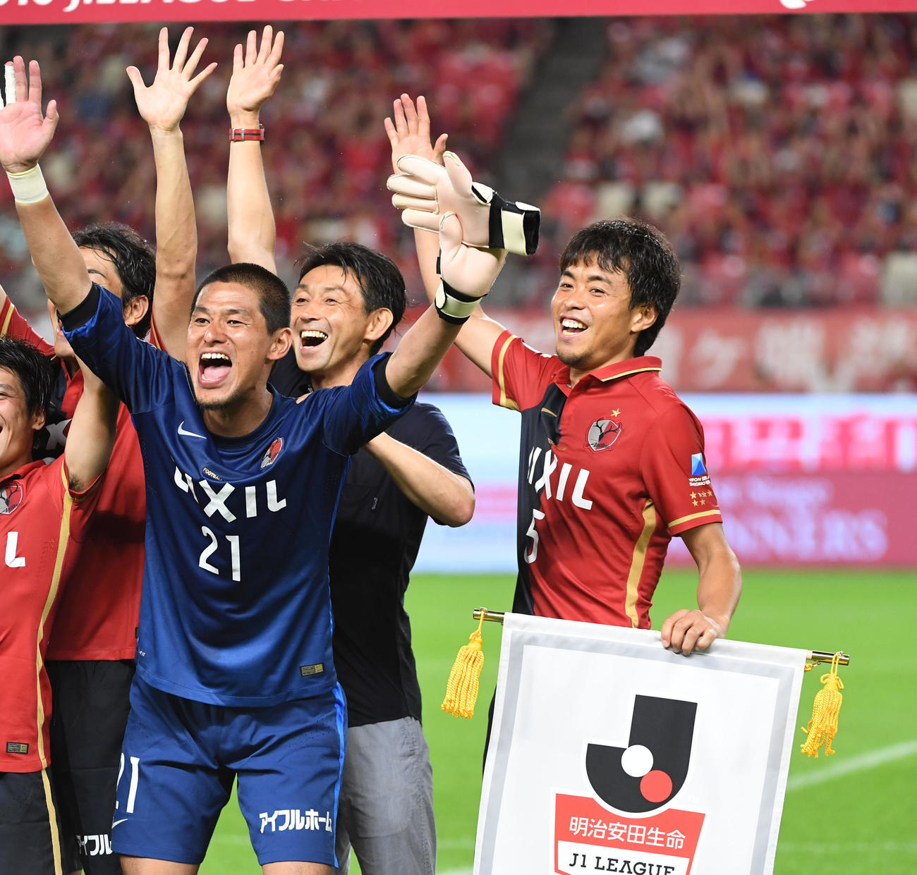 優勝を決めチームメートと歓喜する鹿島DF青木（右）。左から曽ケ端、石井監督