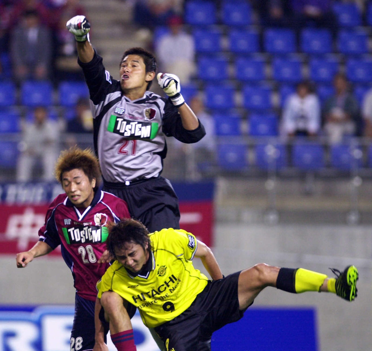 前半25分、ゴール前で競り合う柏FW北嶋秀朗と鹿島GK曽ケ端準