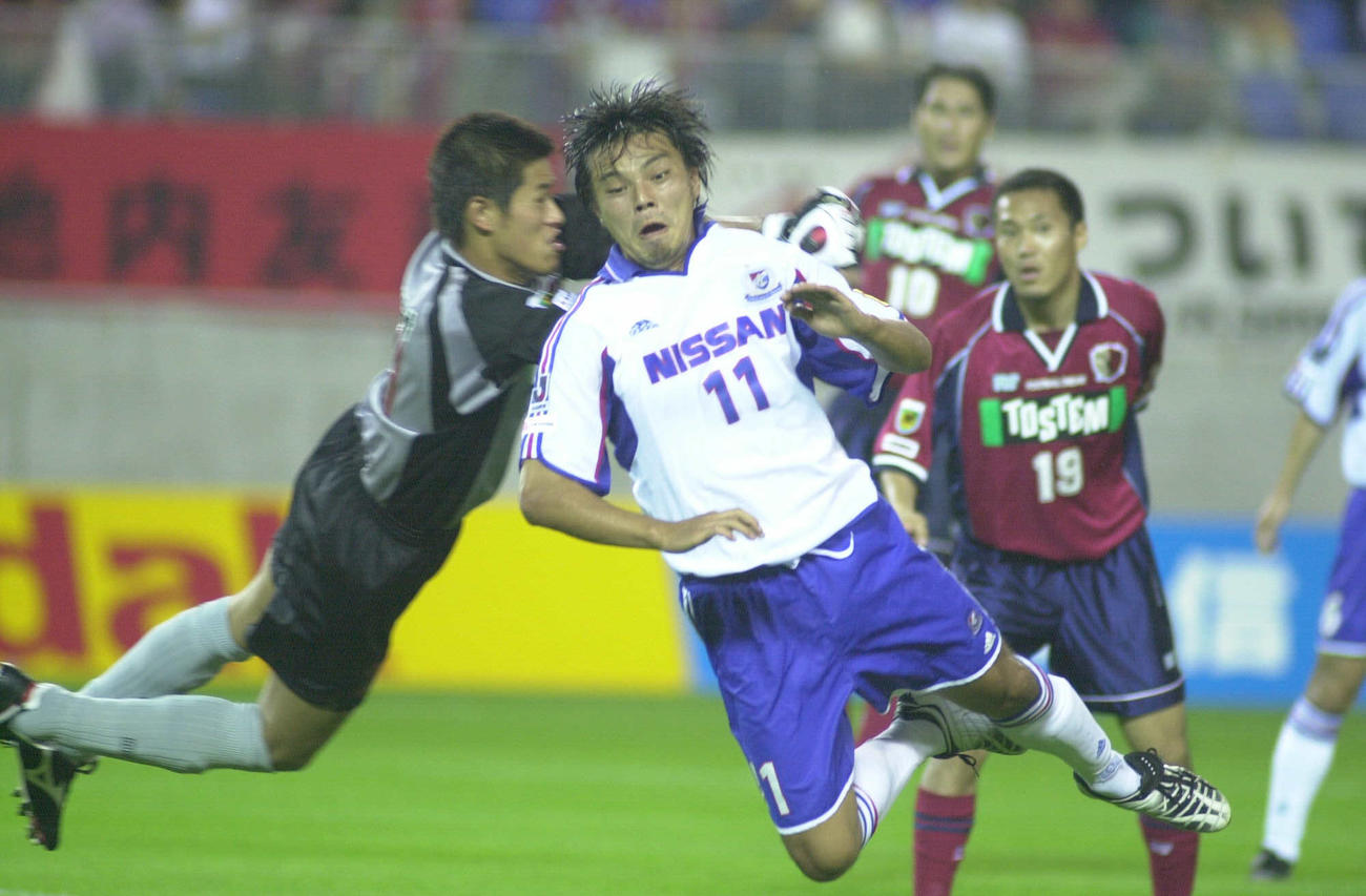 前半38分体を張ってゴール前に飛び込んだ城彰二だがGK曽ケ端準に阻まれる