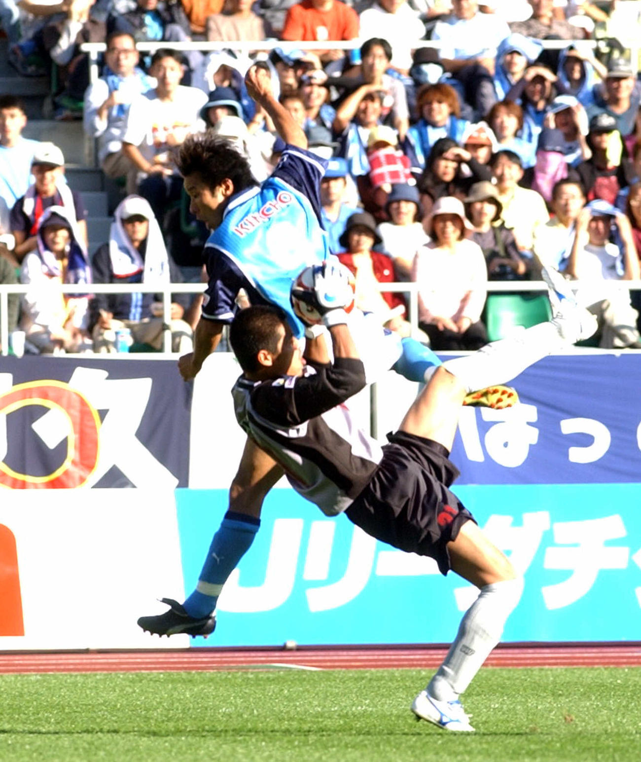 中山雅史（左）はGK曽ケ端準と接触し、ボールがこぼれたところをシュートし先制点をあげる