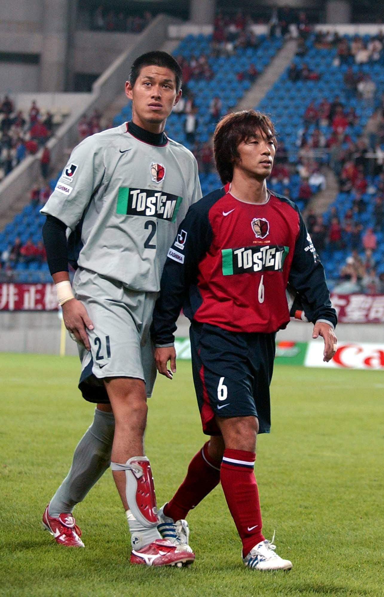 鹿島MF本田泰人（右）は鹿島GK曽ケ端準と共に引き揚げる