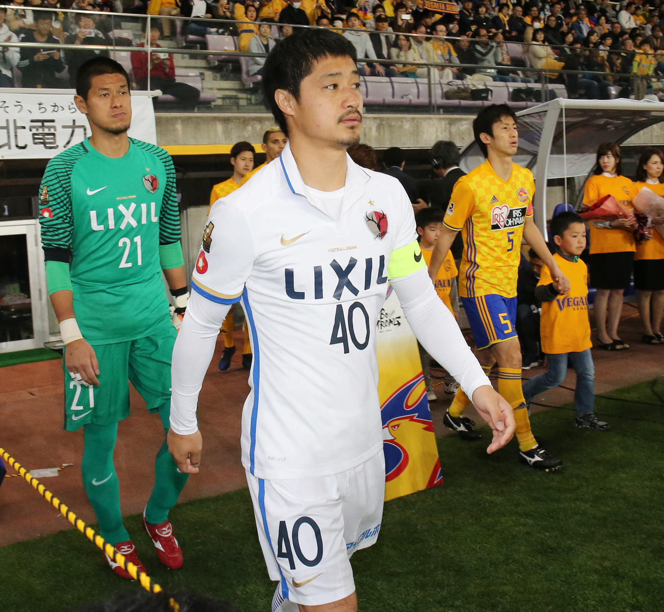 仙台対鹿島　Jリーグ通算500試合目となるピッチに入る鹿島MF小笠原（手前）とGK曽ケ端
