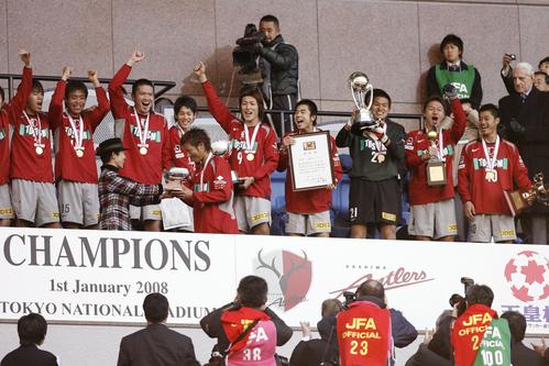 天皇杯を受け取る柳沢敦と盛り上がる鹿島イレブン