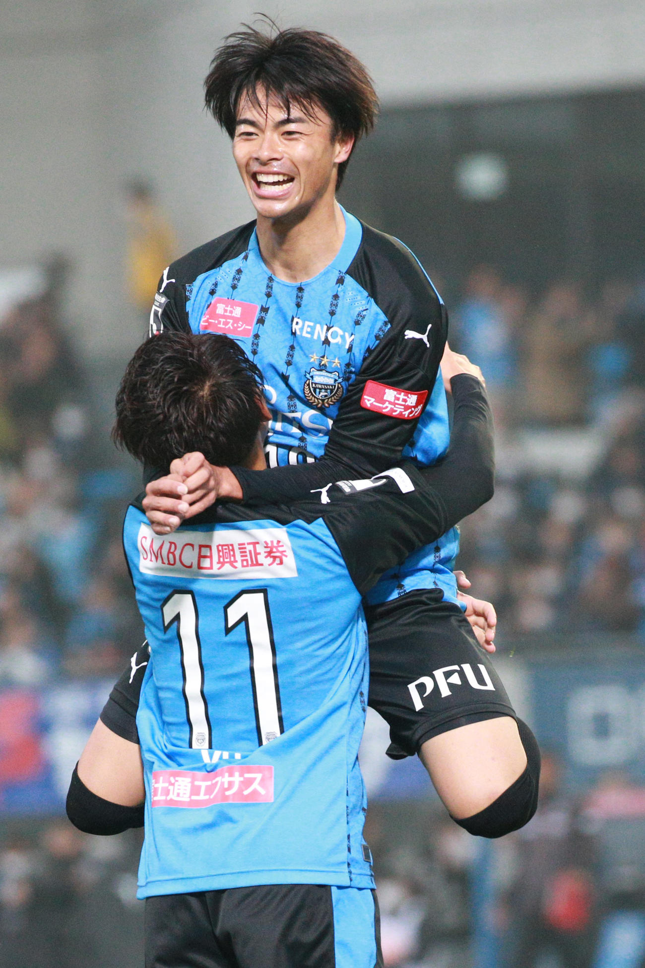 川崎F対清水　FW小林悠（下）のゴールにつながるパスを出し喜ぶ川崎F・MF三笘（20年2月16日撮影）