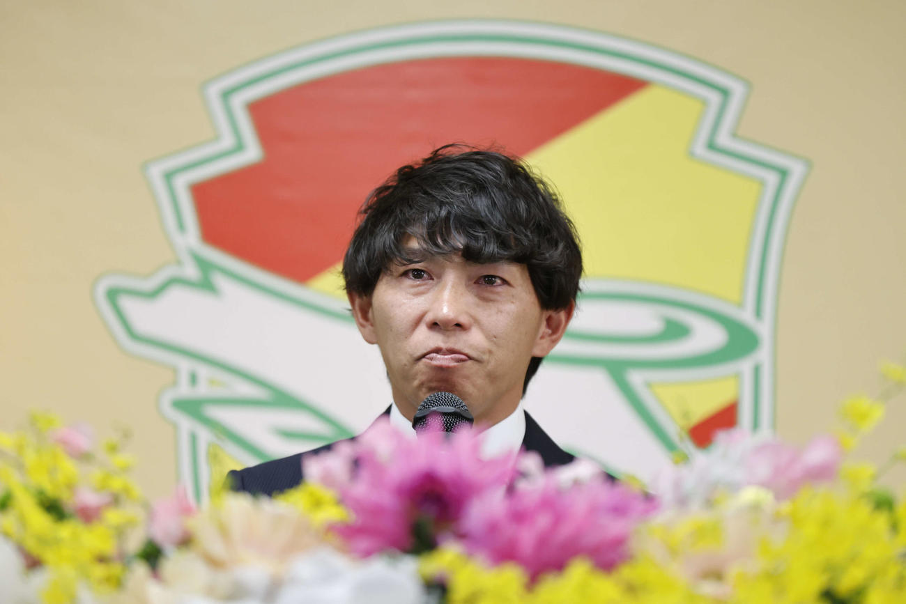 引退会見で涙をこらえる佐藤寿人（クラブ提供）