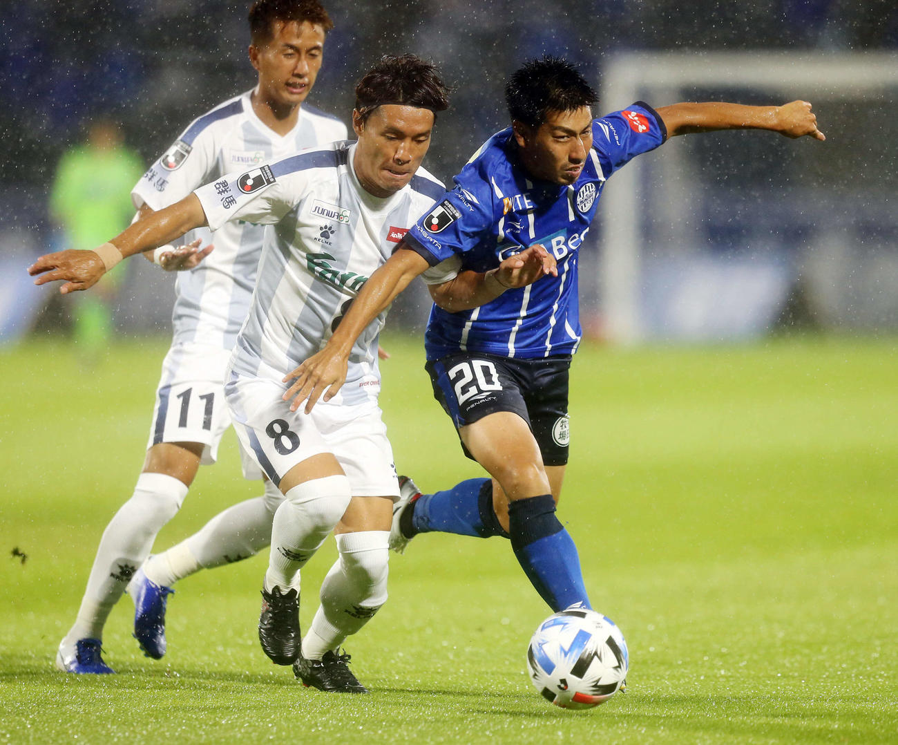 7月15日、群馬MF岩上（左）と競りながらドリブルする山形MF加藤
