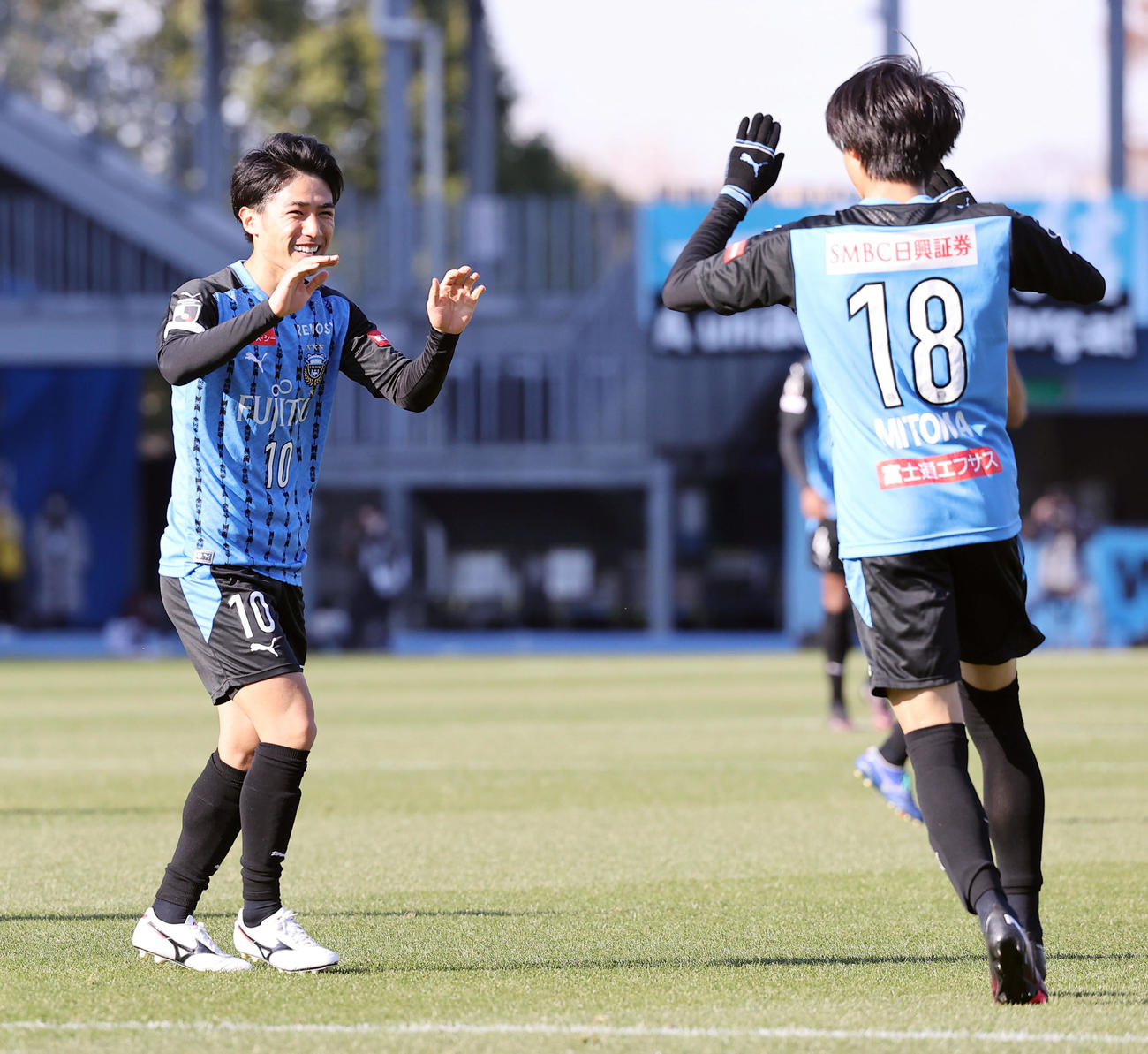 川崎F対秋田　前半、ゴールを決めた川崎F・FW三笘（右）と笑顔でタッチを交わすMF大島（撮影・垰建太）