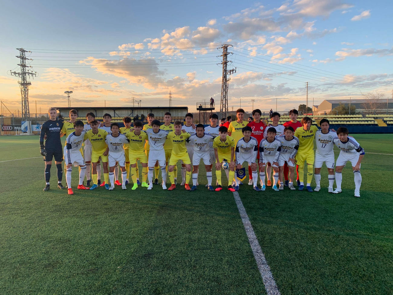 鹿島学園は2月のスペイン遠征で、ビリャレアルの下部組織と練習試合を行った（鈴木雅人監督提供）