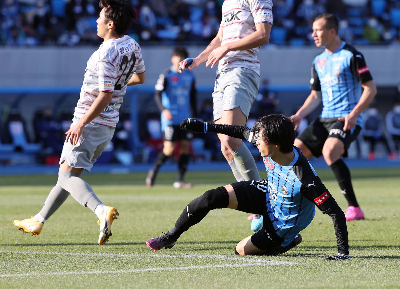 川崎F対秋田　前半、ゴールを決める川崎F・FW三笘（右）（撮影・垰建太）
