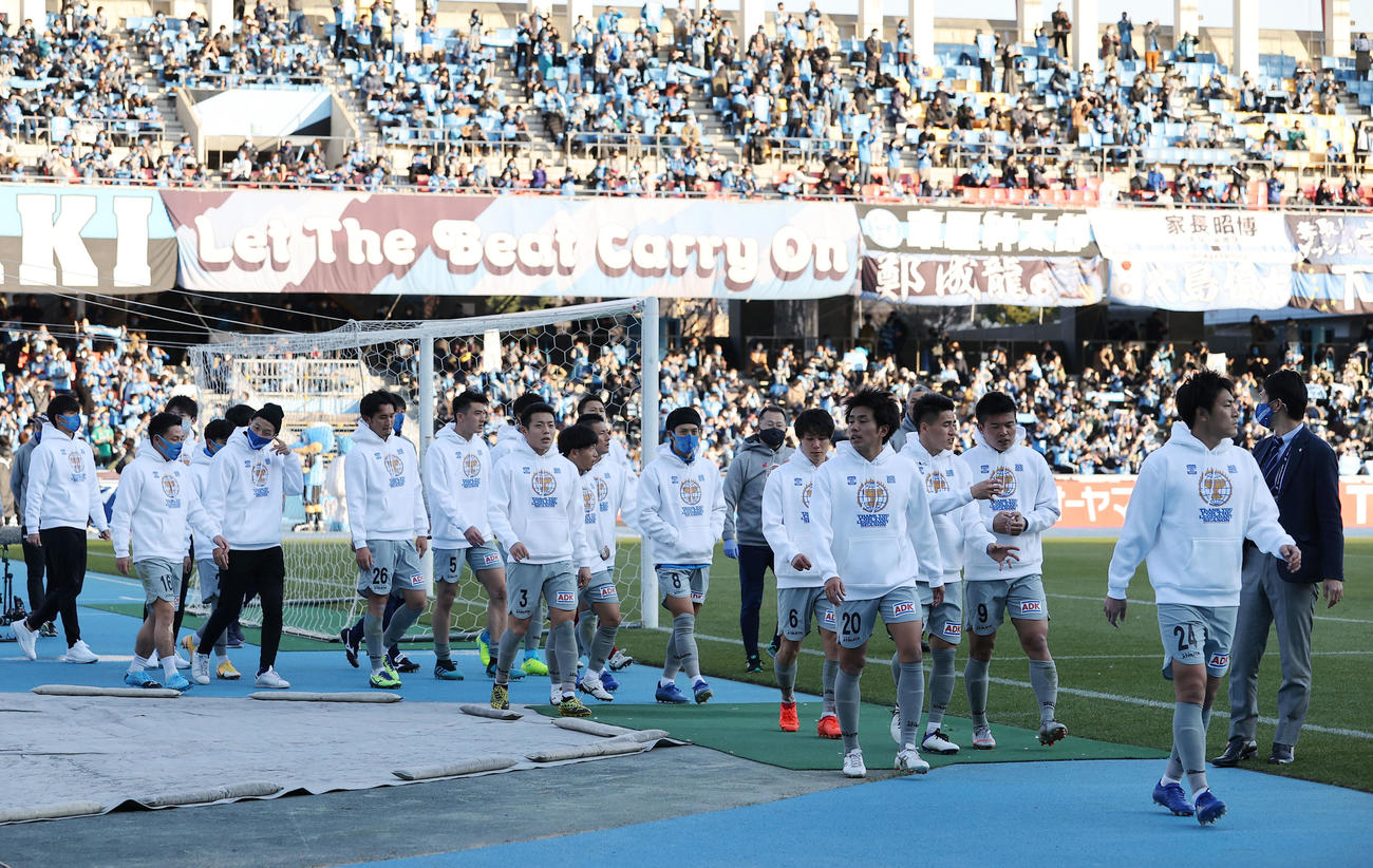 川崎F対秋田　試合後、敗れた秋田の選手はおそろいのパーカーを着て場内一周する（撮影・垰建太）