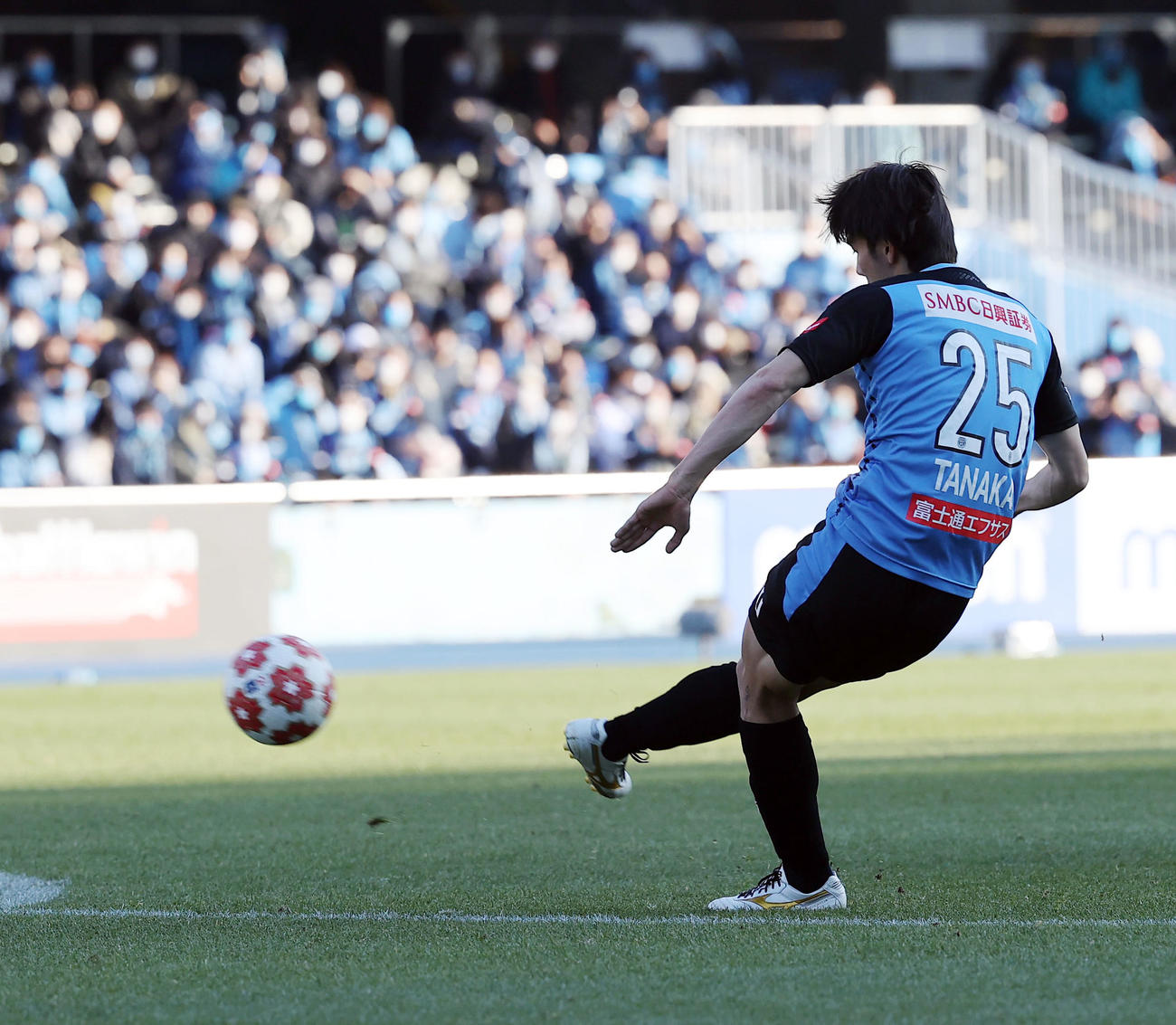 川崎F対秋田　後半、FKを直接決める川崎F・MF田中（撮影・垰建太）