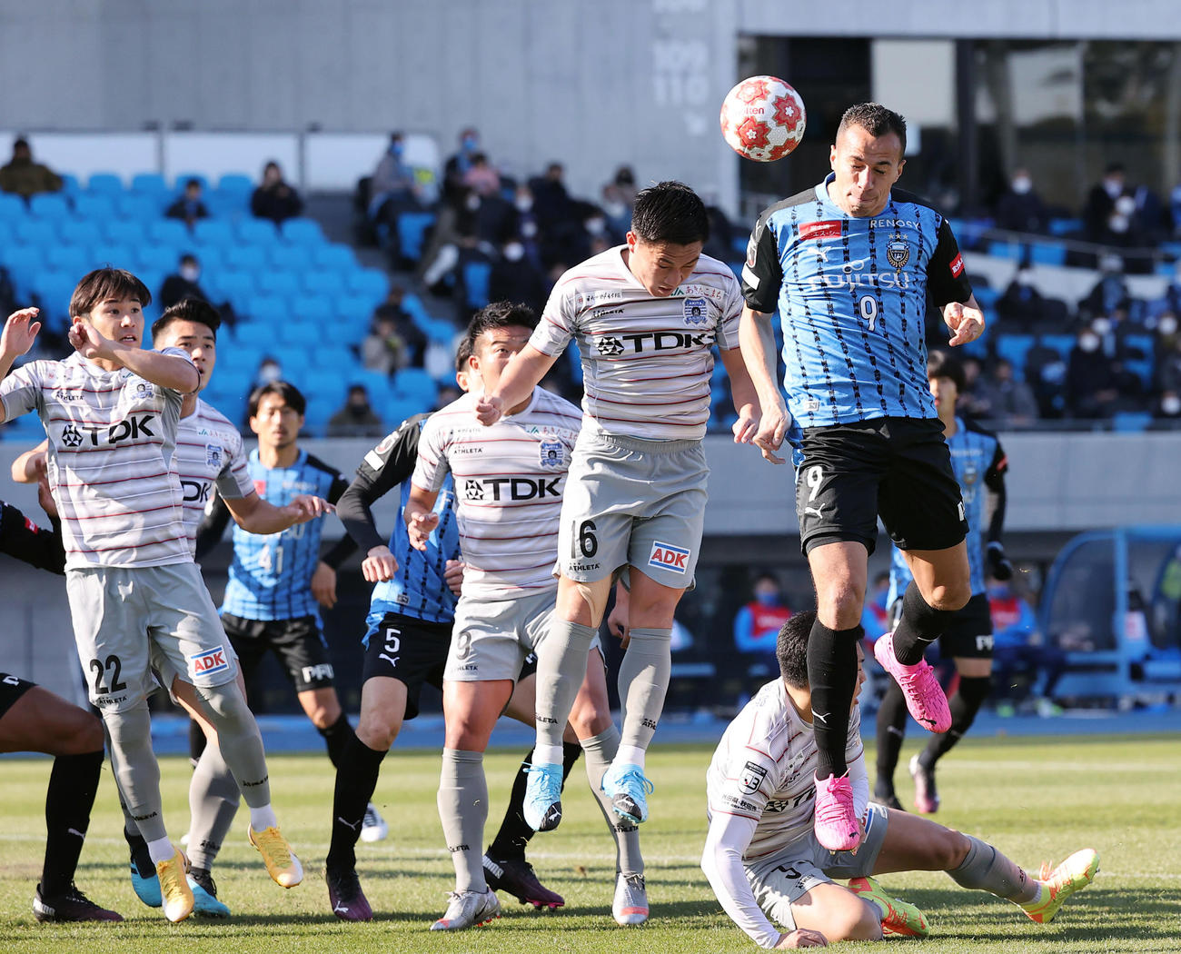 川崎F対秋田　前半、コーナーから競り合う川崎F・FWレアンドロ・ダミアン（右）と秋田FW井上（中央）（撮影・垰建太）