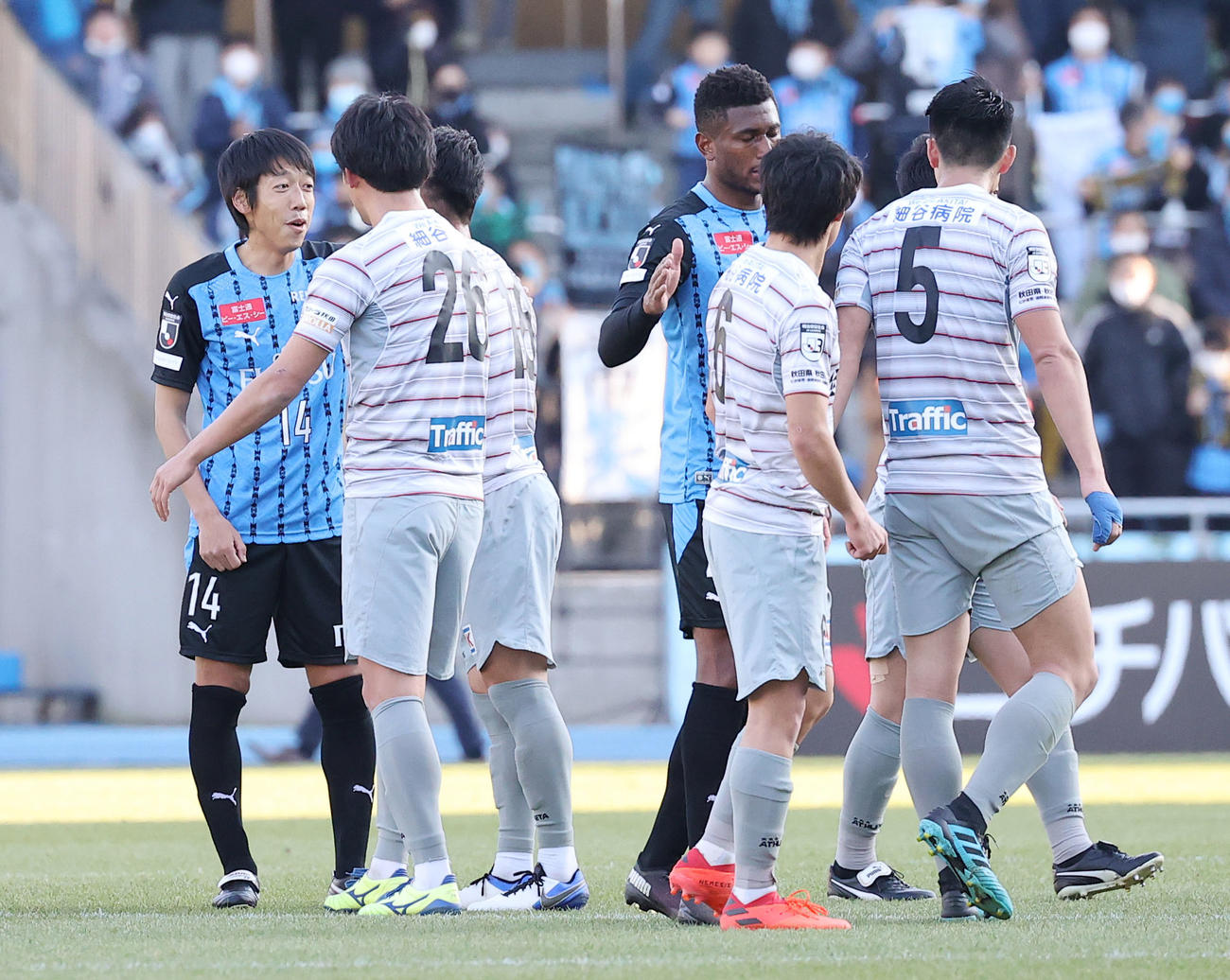 川崎F対秋田　試合後、秋田の選手たちから声をかけられ笑顔を見せる川崎F・MF中村（左）（撮影・垰建太）